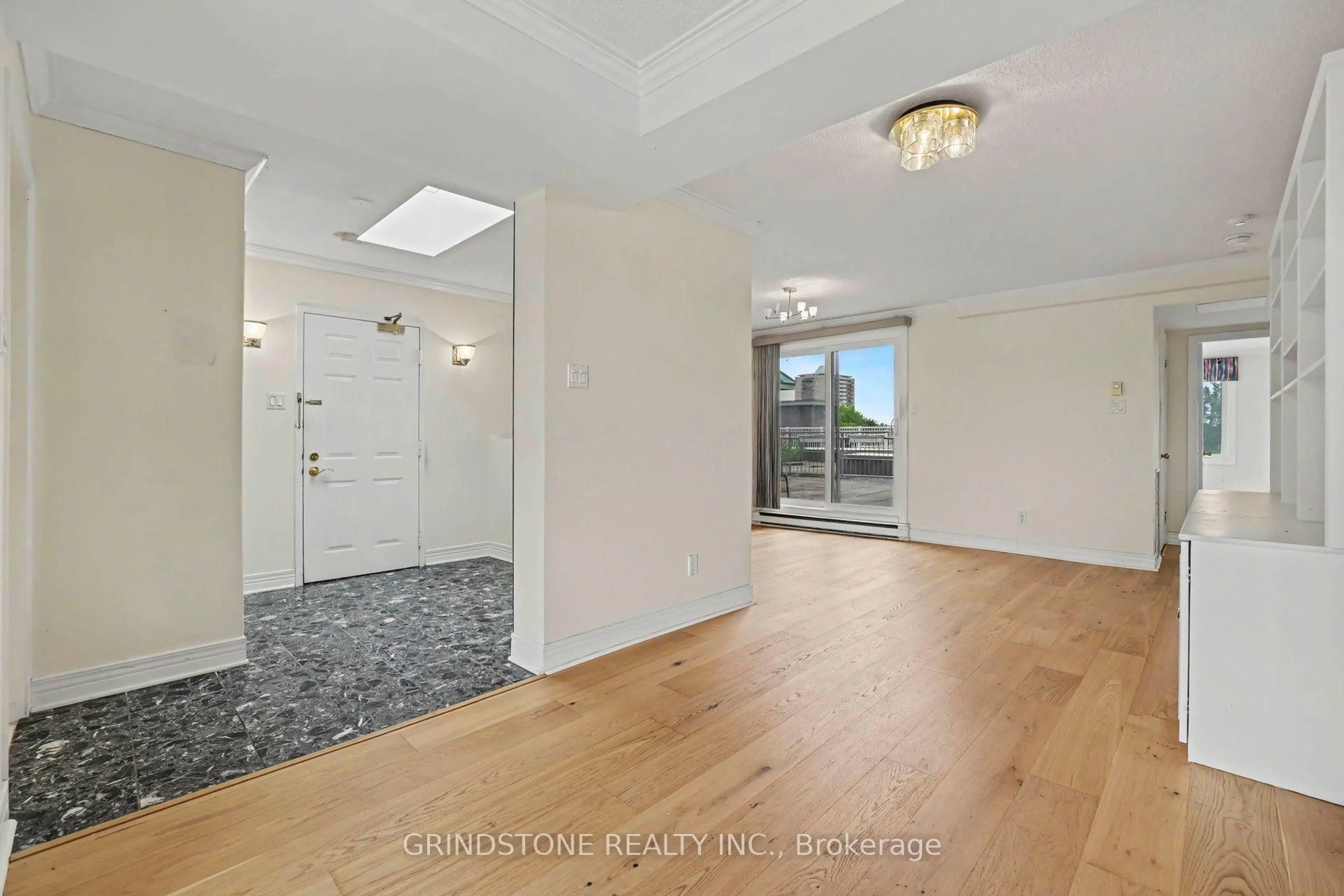 Indoor entryway for 959 North River Rd #PH5, Ottawa Ontario K1K 3V3