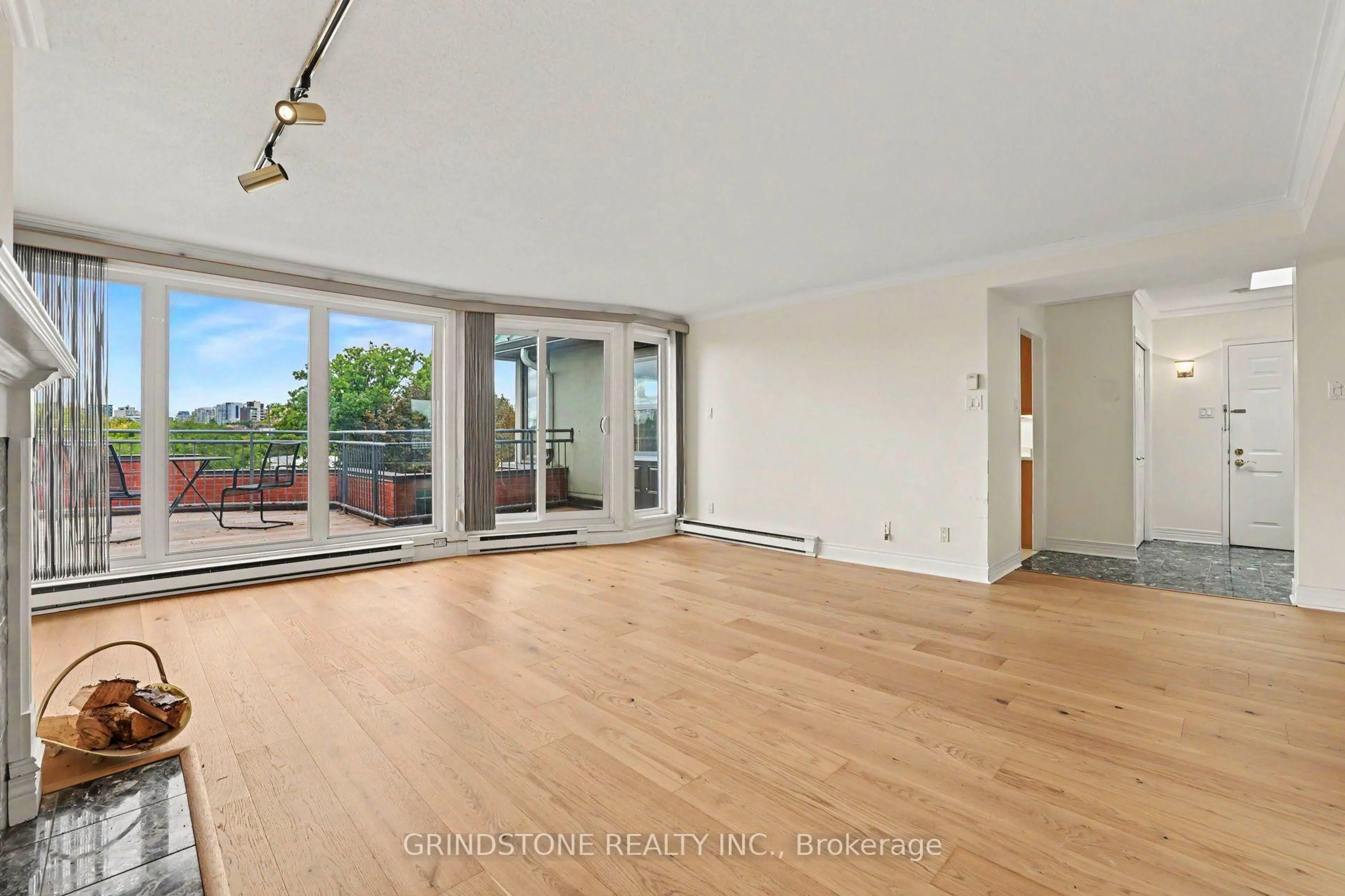 A pic of a room for 959 North River Rd #PH5, Ottawa Ontario K1K 3V3