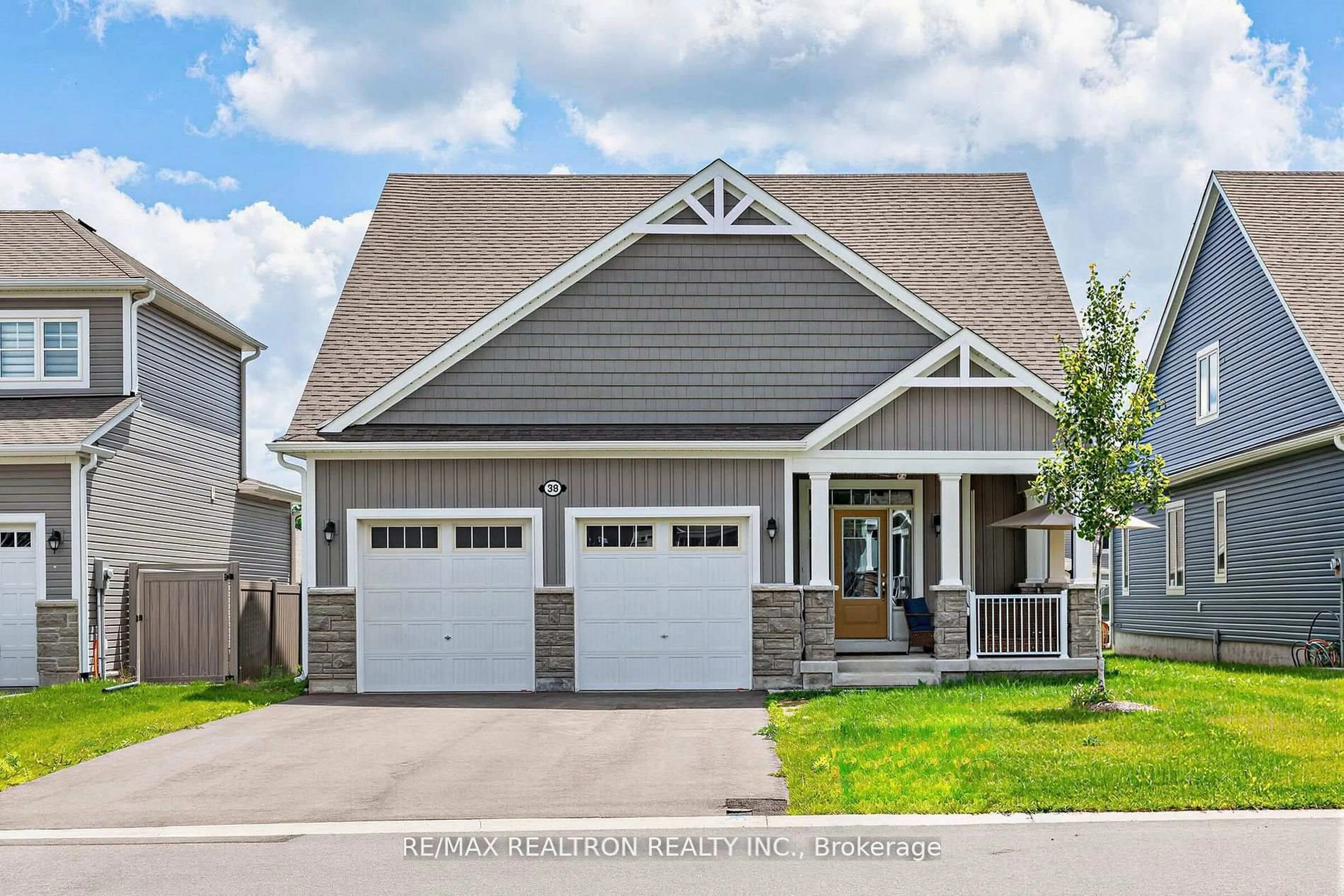 Home with vinyl exterior material, street for 38 Chambery St, Bracebridge Ontario P1L 0N4