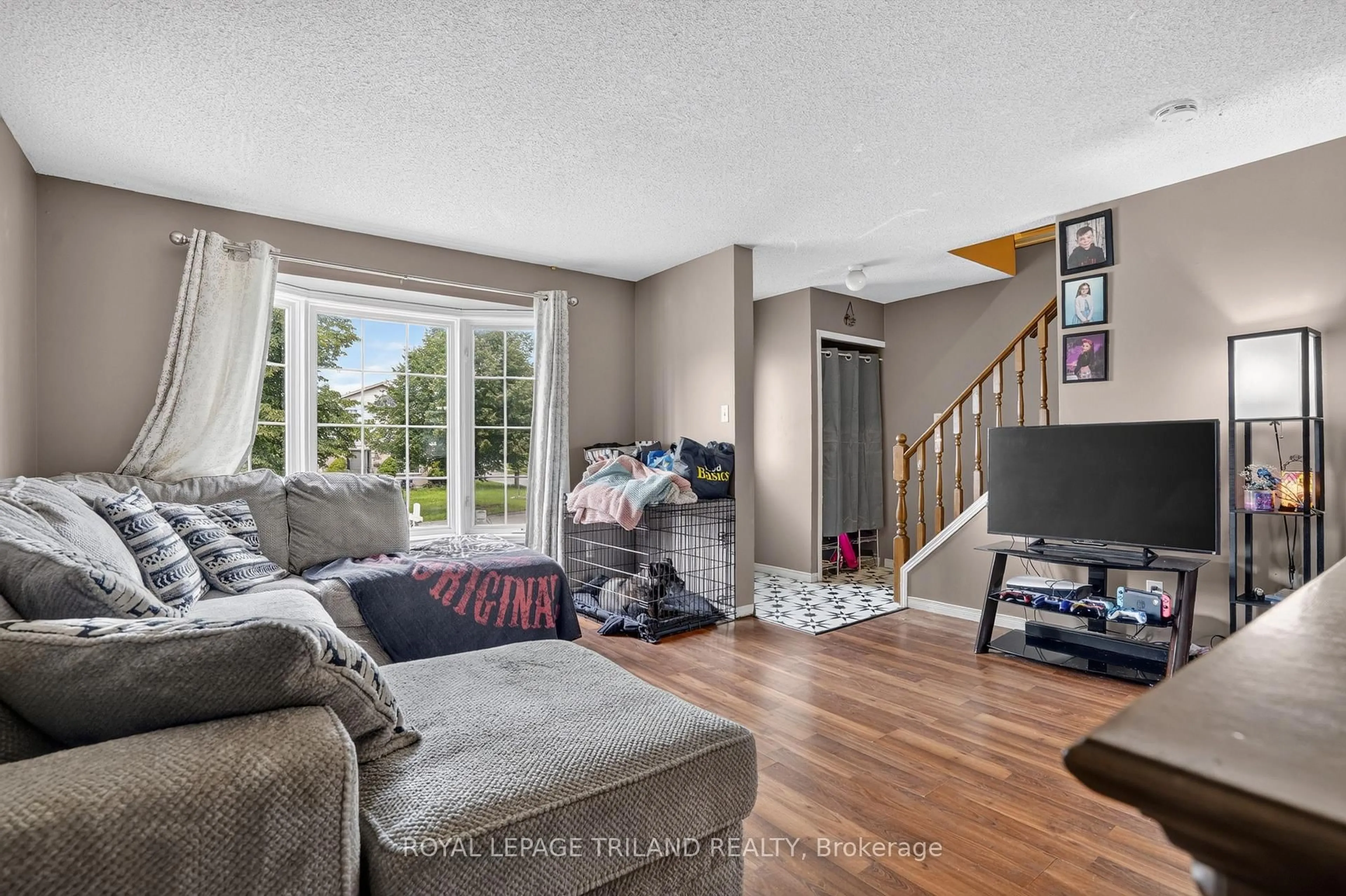 Living room with furniture, unknown for 267 Fleming Dr, London East Ontario N5V 4Y7