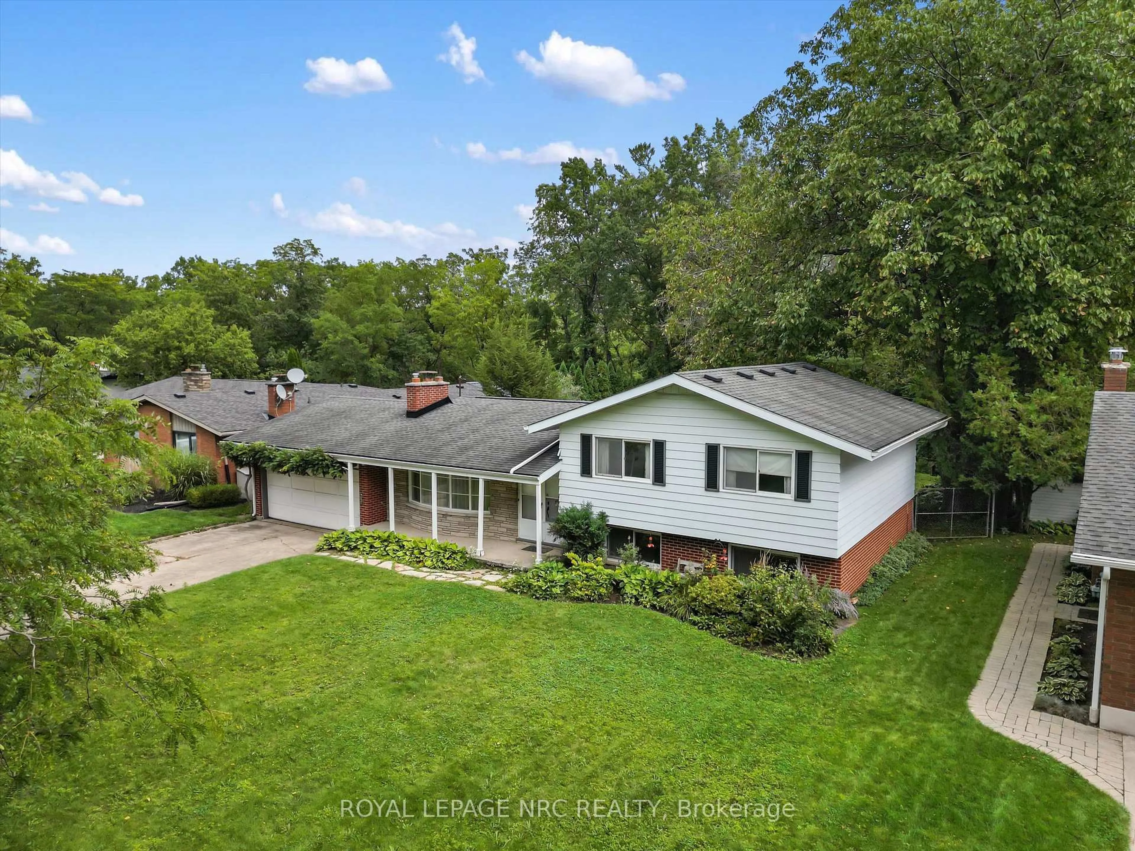 A pic from outside/outdoor area/front of a property/back of a property/a pic from drone, unknown for 21 Parklane Cres, St. Catharines Ontario L2T 3T9
