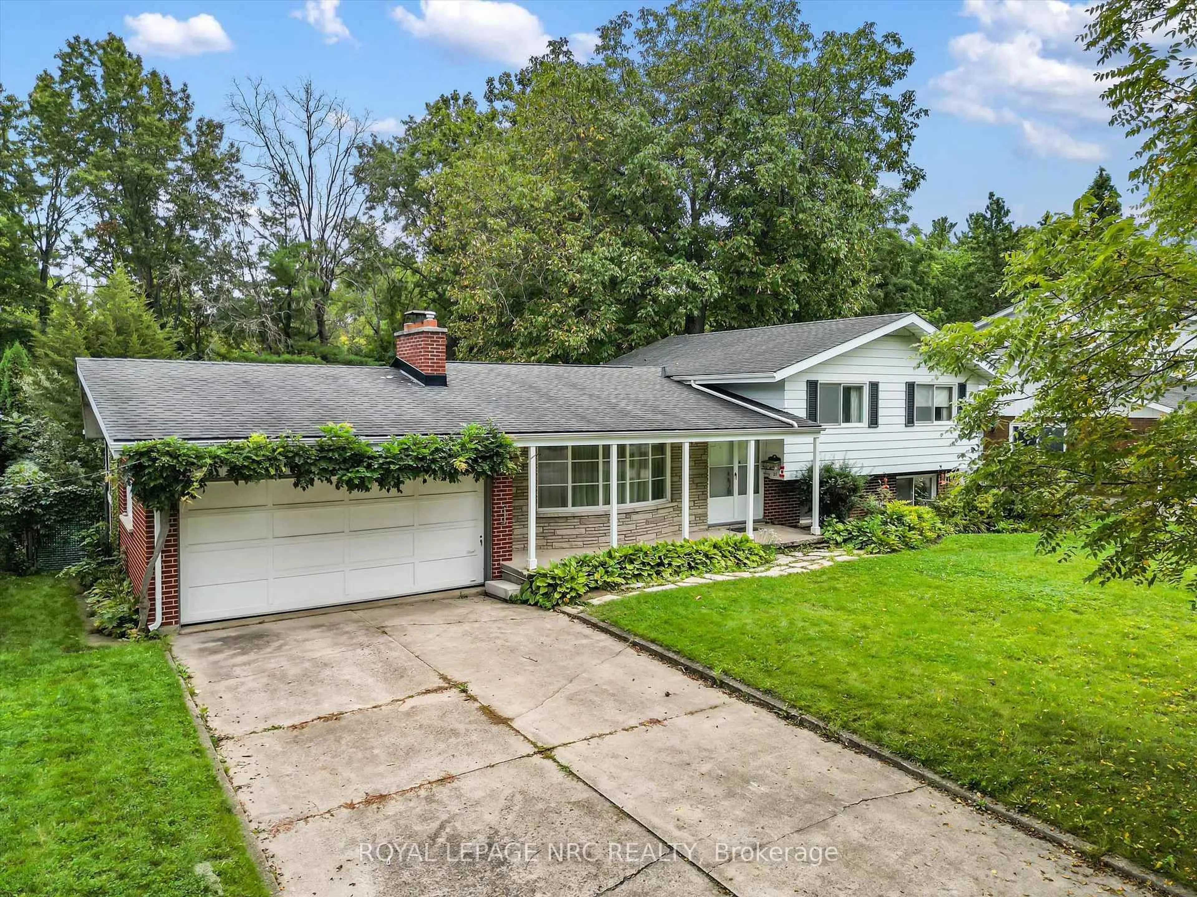 A pic from outside/outdoor area/front of a property/back of a property/a pic from drone, street for 21 Parklane Cres, St. Catharines Ontario L2T 3T9