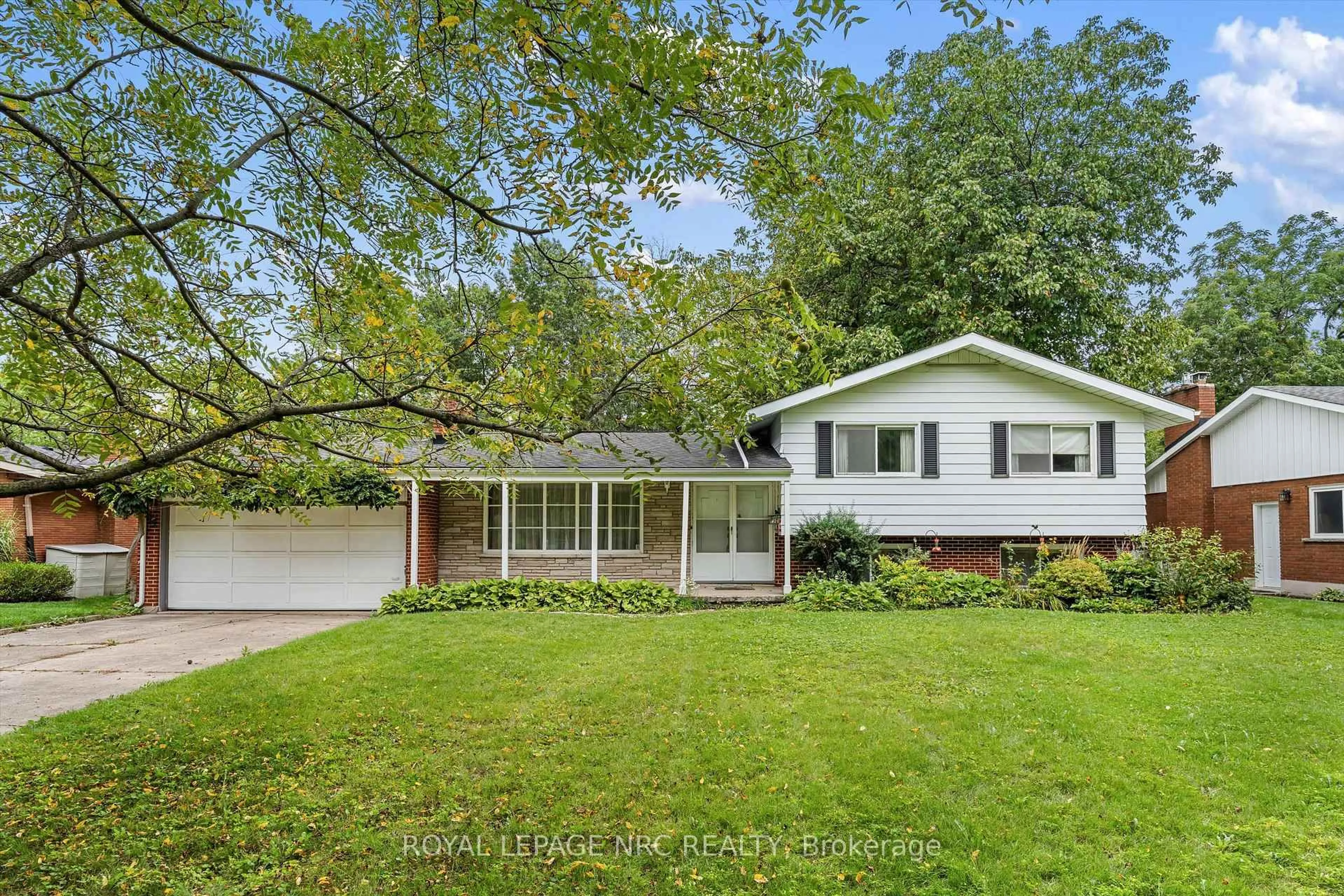 Home with vinyl exterior material, unknown for 21 Parklane Cres, St. Catharines Ontario L2T 3T9