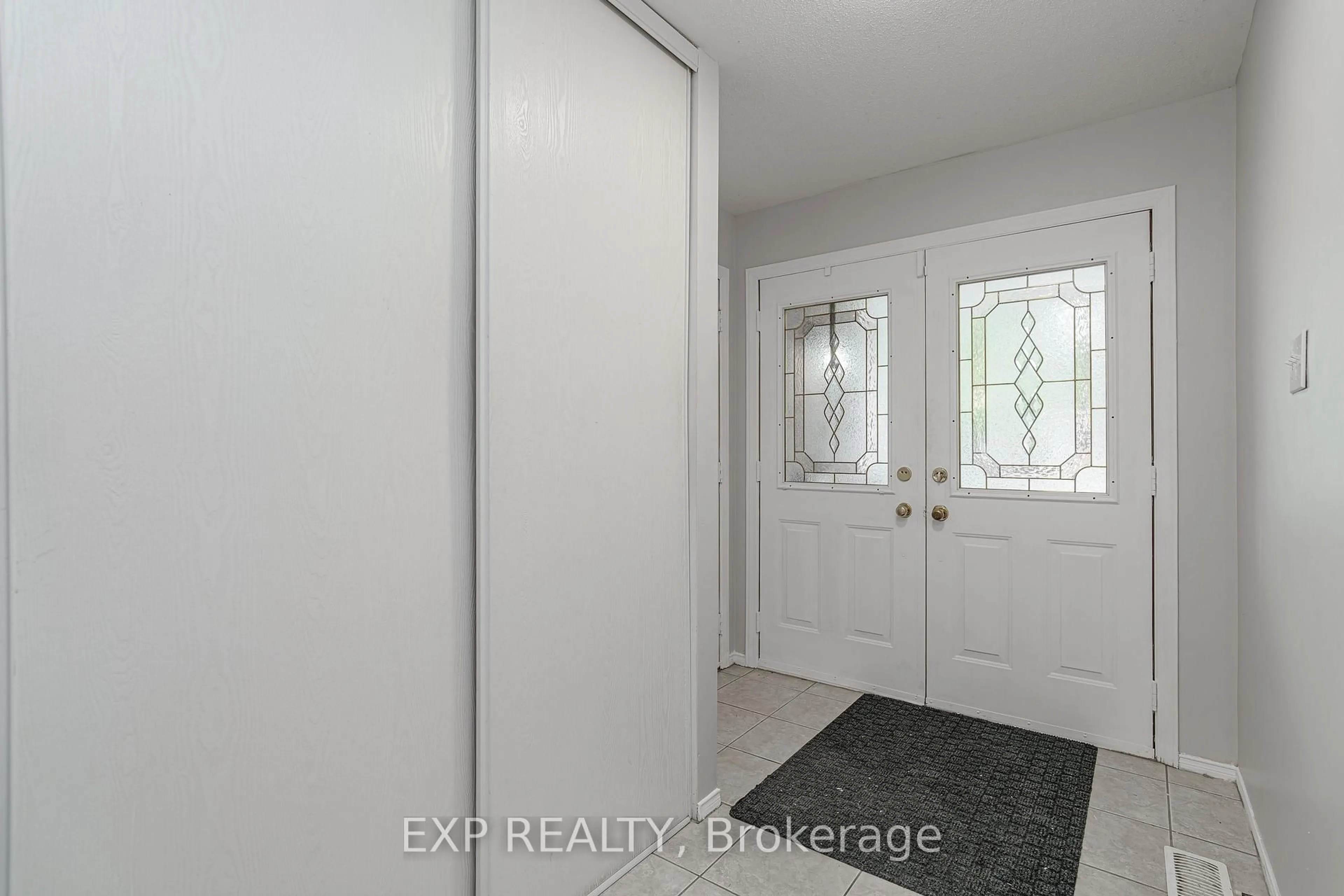 Indoor entryway for 6 Windchime Cres, Ottawa Ontario K2G 6J3