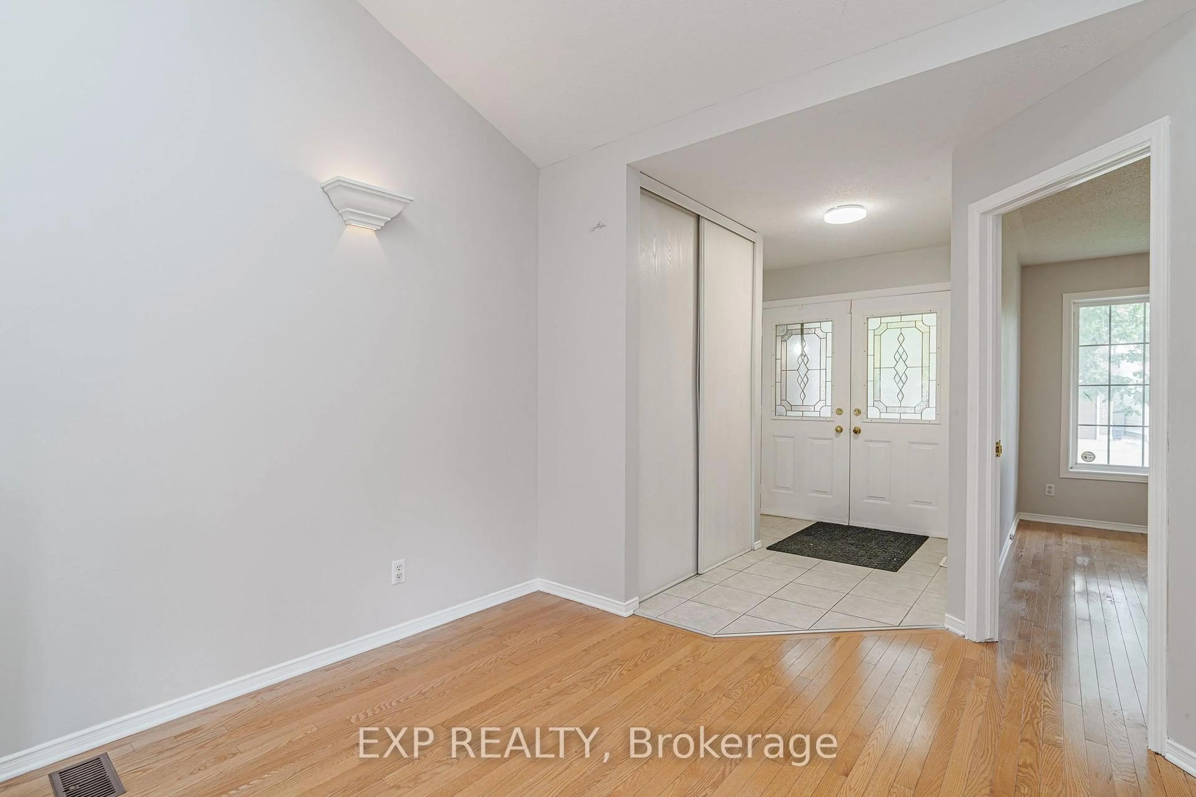 Indoor entryway for 6 Windchime Cres, Ottawa Ontario K2G 6J3