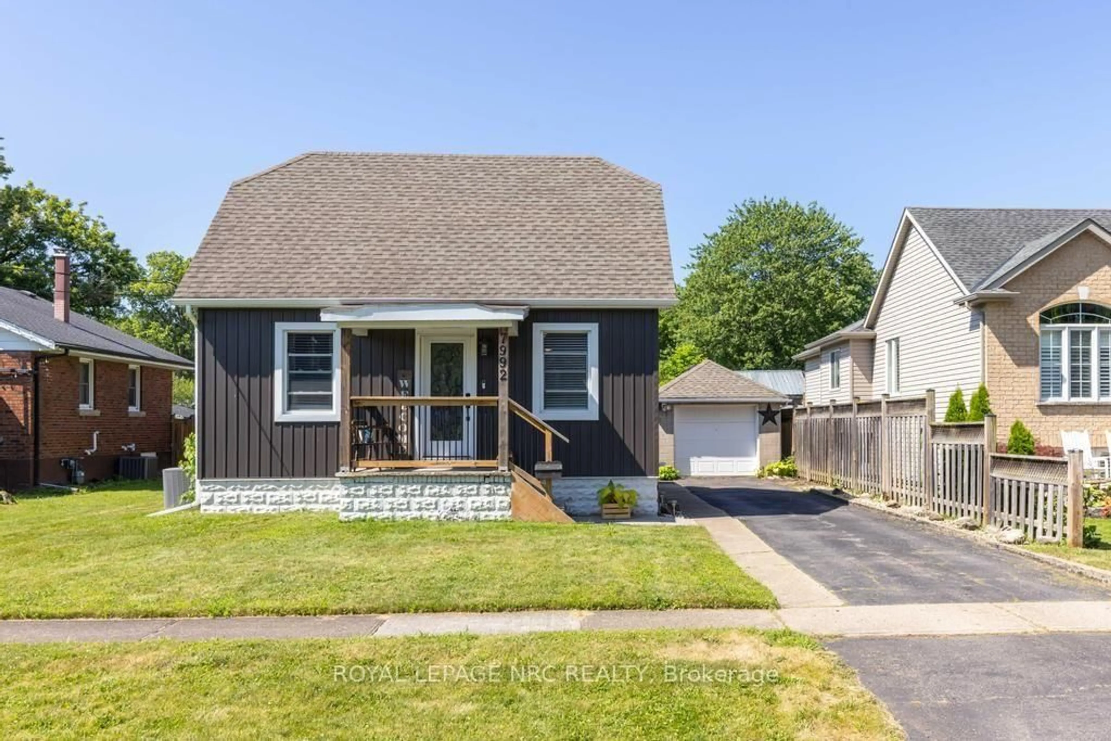 Home with vinyl exterior material, street for 7992 Peter St, Niagara Falls Ontario L2G 6S9