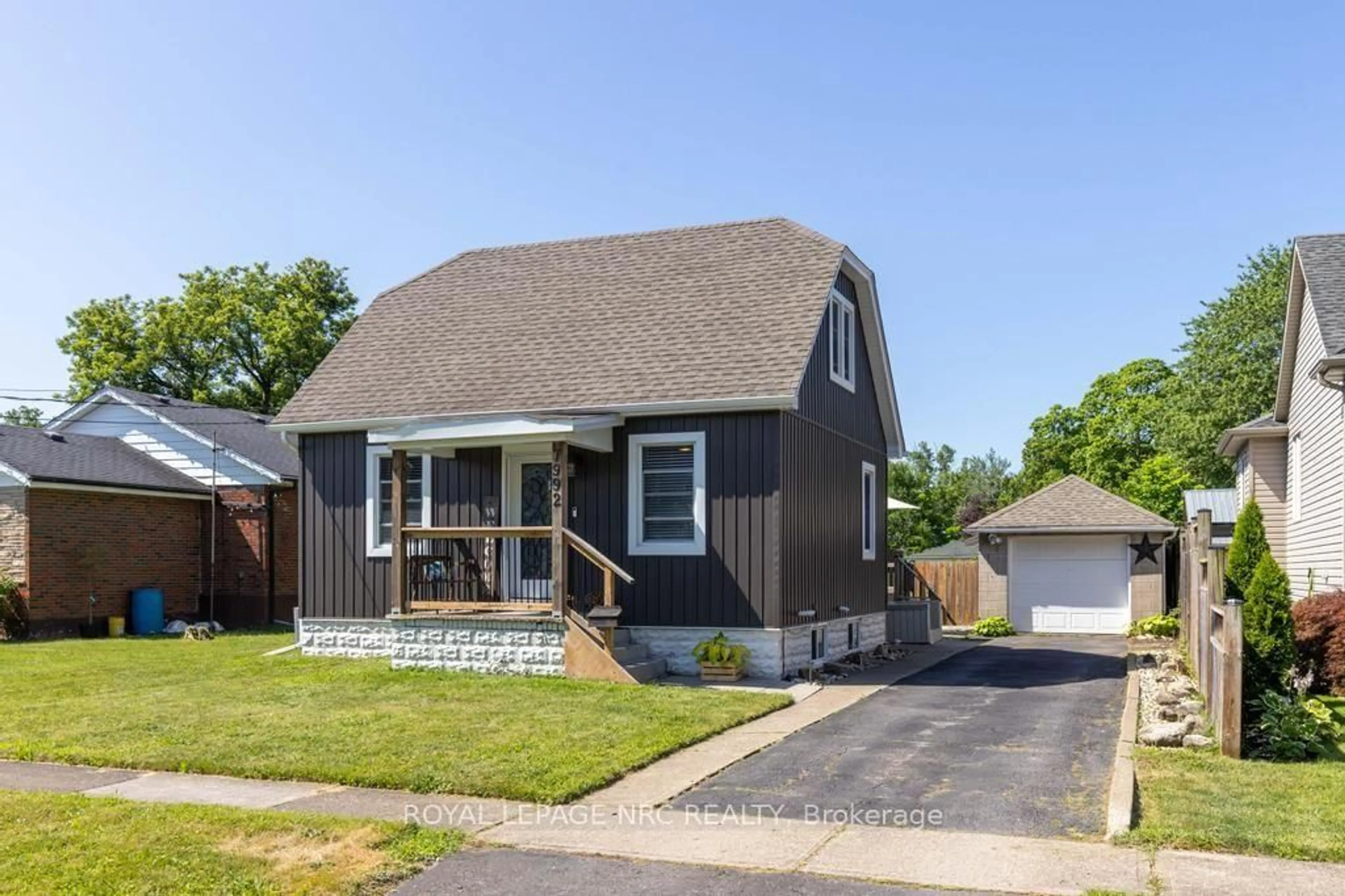 Home with vinyl exterior material, street for 7992 Peter St, Niagara Falls Ontario L2G 6S9