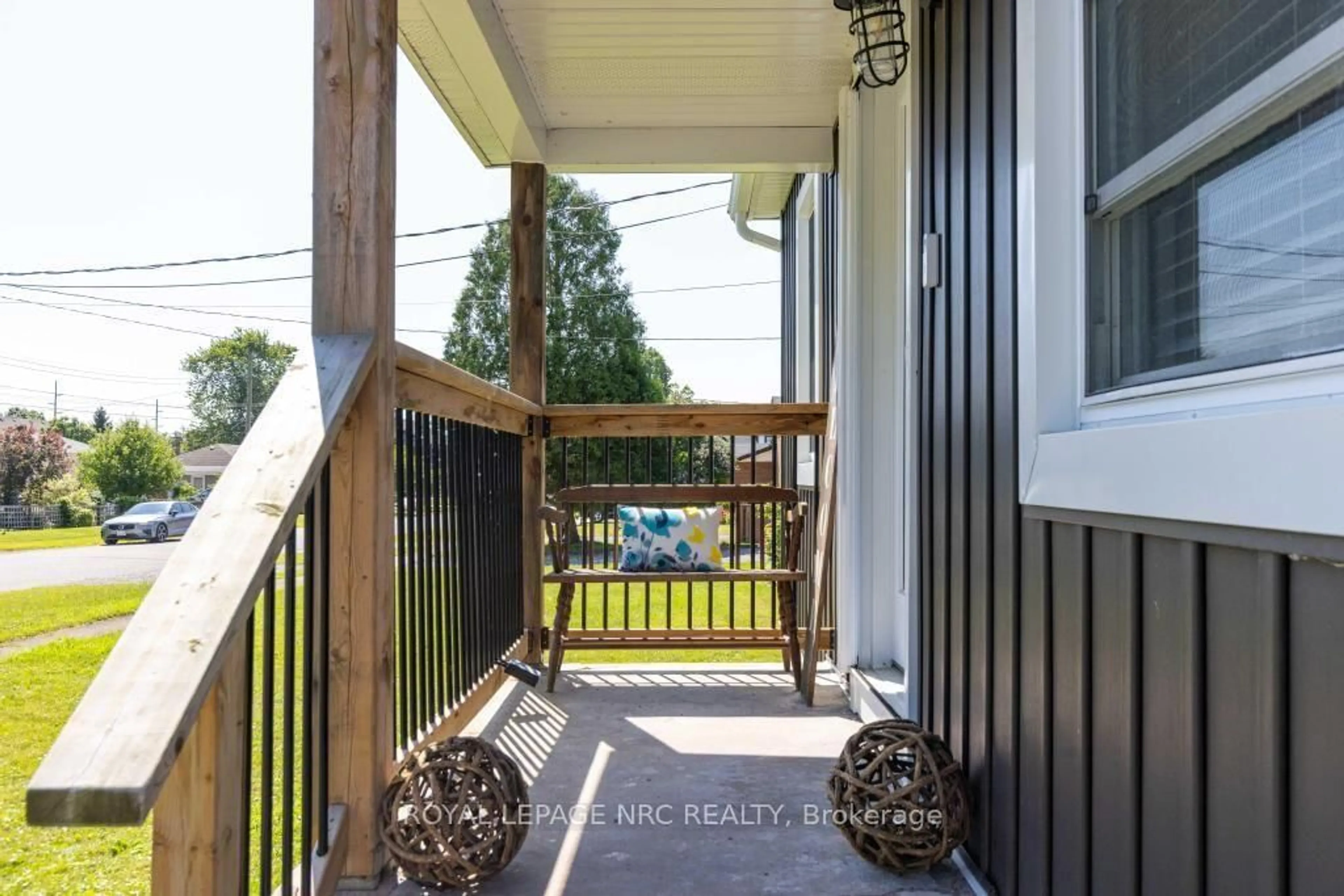 Indoor entryway for 7992 Peter St, Niagara Falls Ontario L2G 6S9
