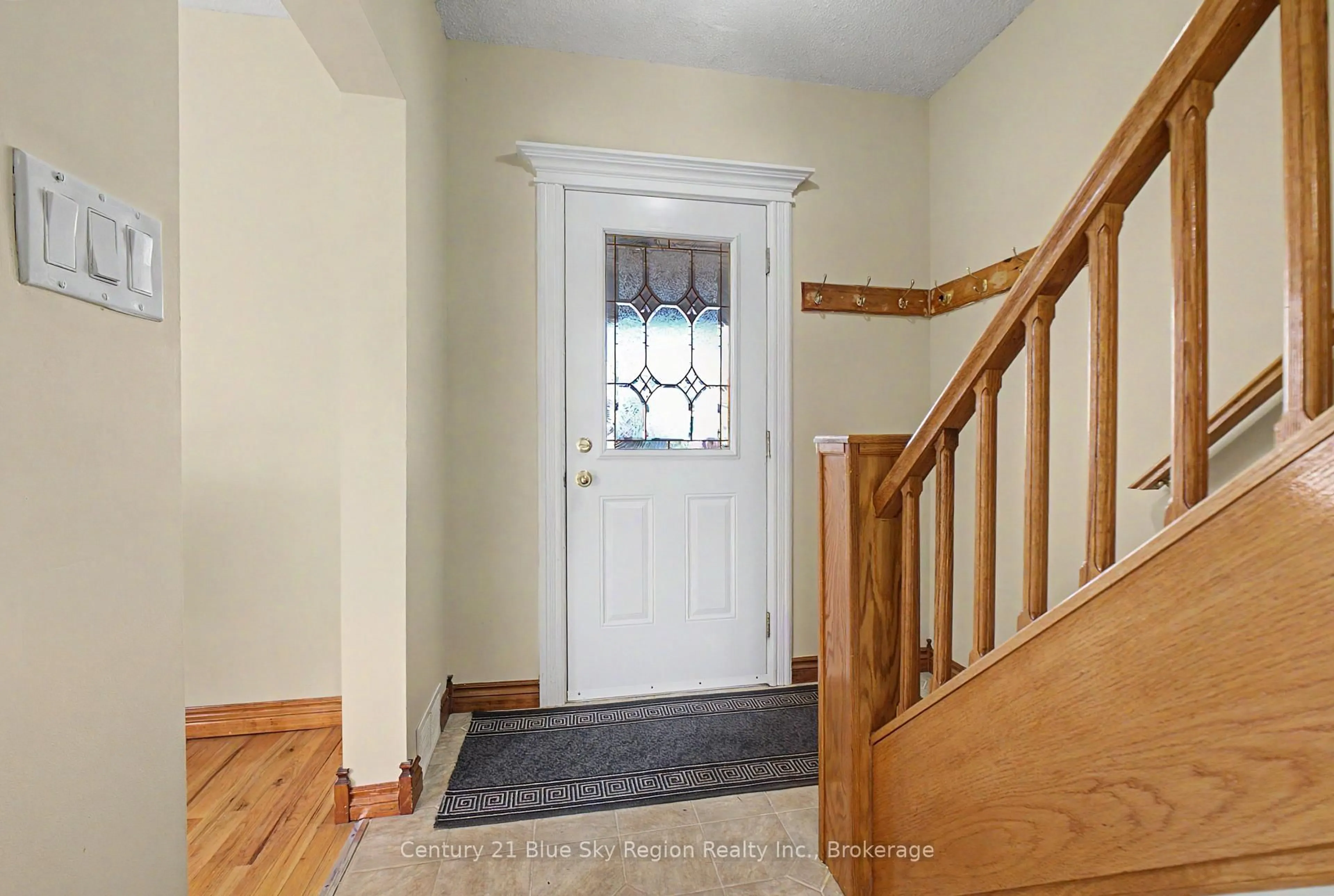 Indoor entryway for 496 First Ave, North Bay Ontario P1B 1K3