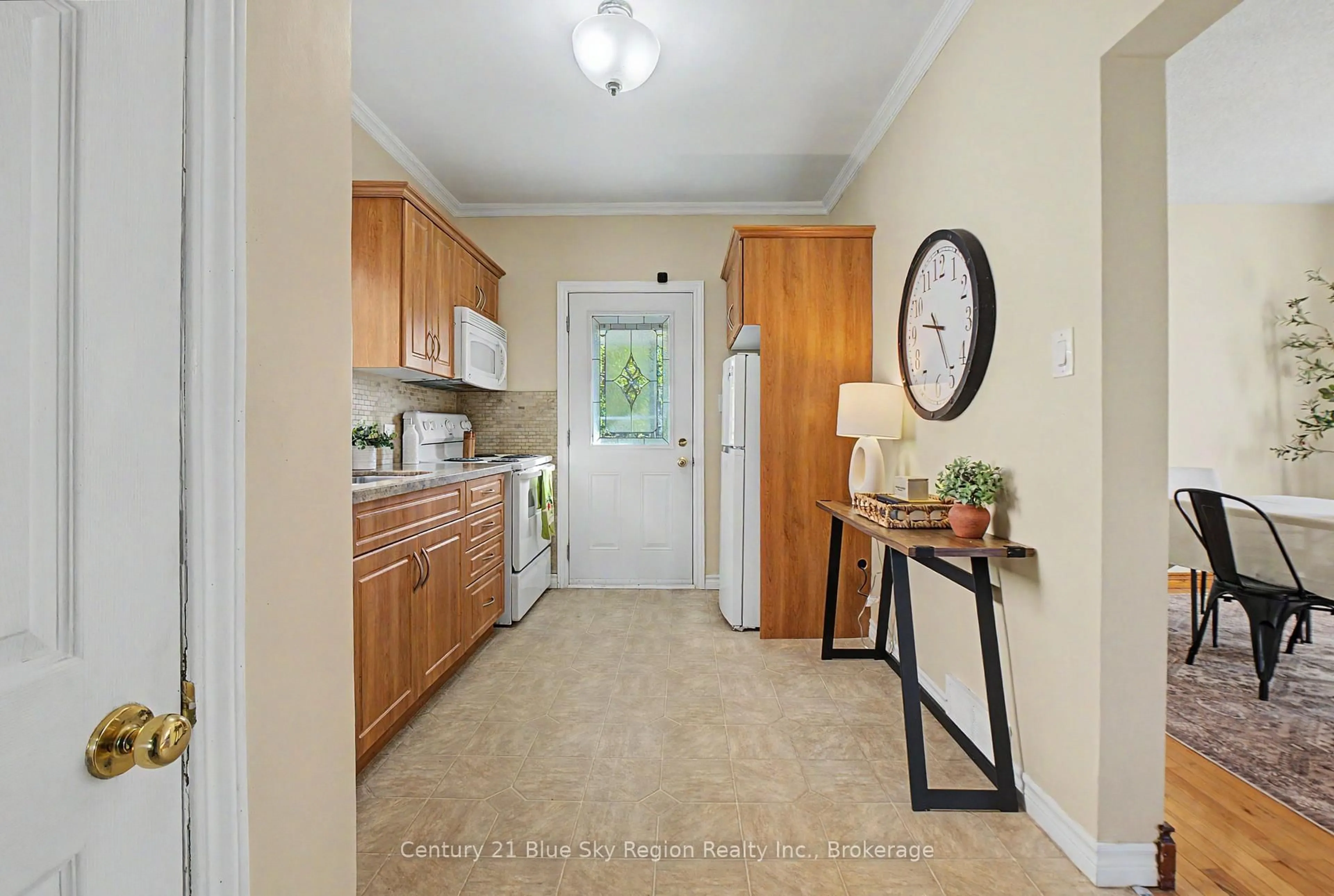 Standard kitchen, ceramic/tile floor for 496 First Ave, North Bay Ontario P1B 1K3