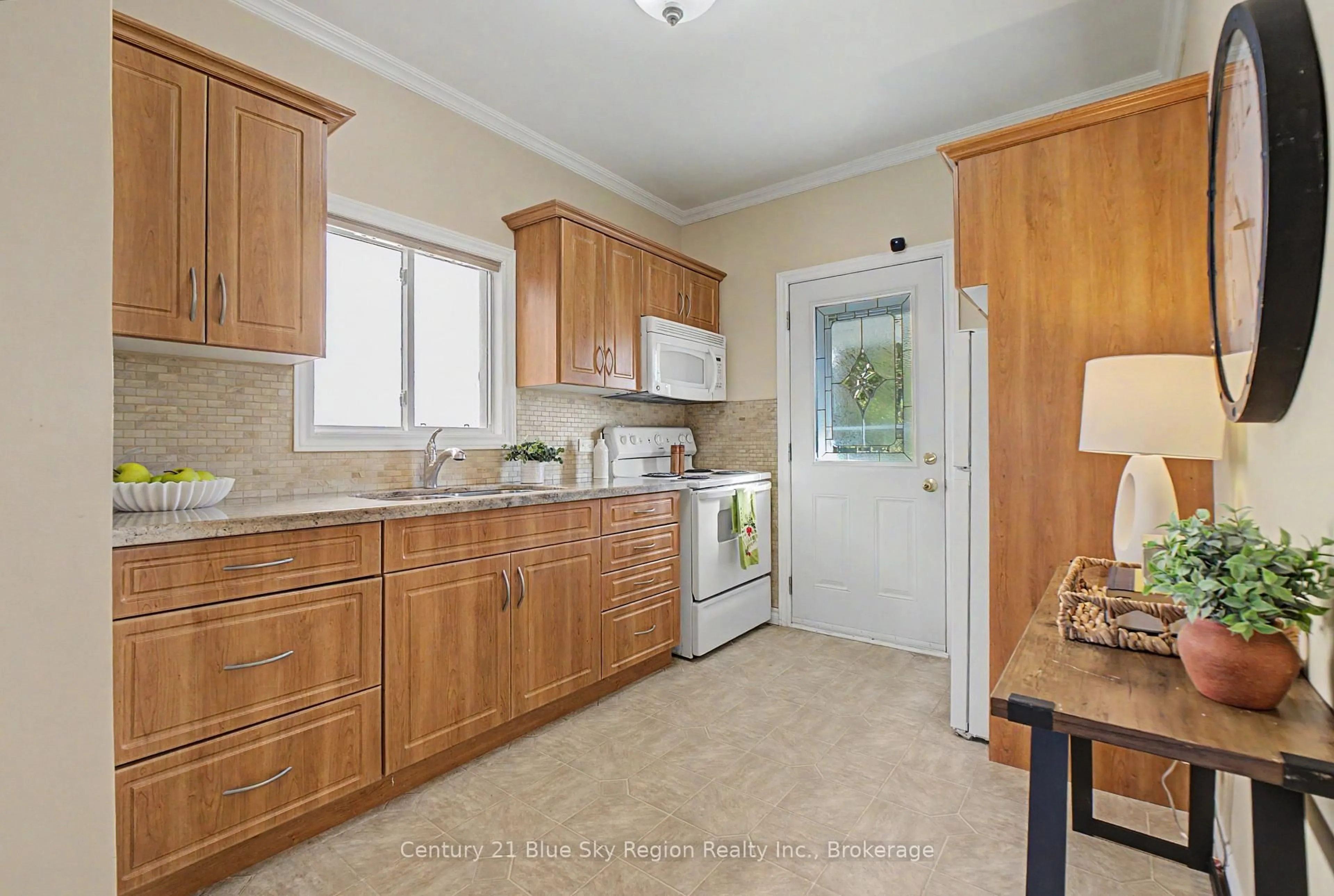 Standard kitchen, unknown for 496 First Ave, North Bay Ontario P1B 1K3