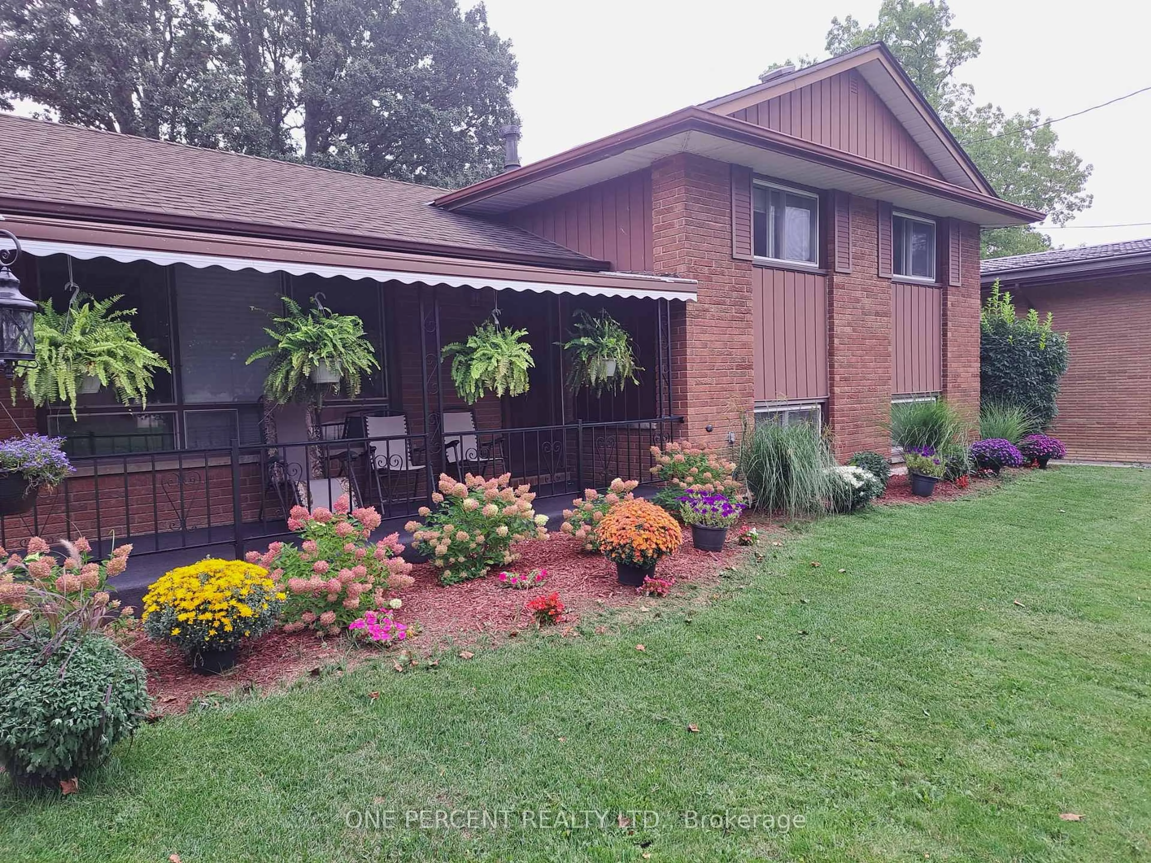 Home with brick exterior material, street for 37 Empress Ave, Welland Ontario L3B 1K6