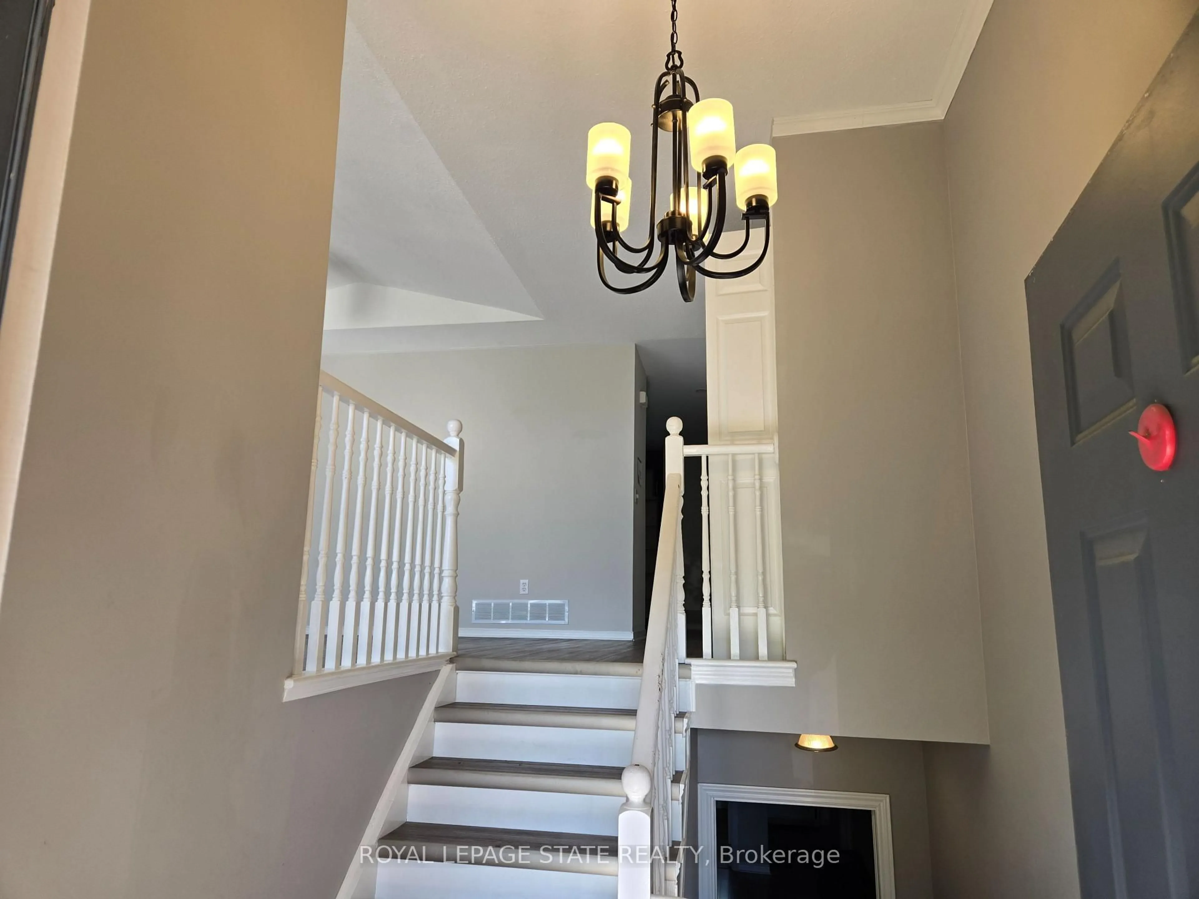 Indoor entryway for 73 Foxtail Ave, Welland Ontario L3C 7J6
