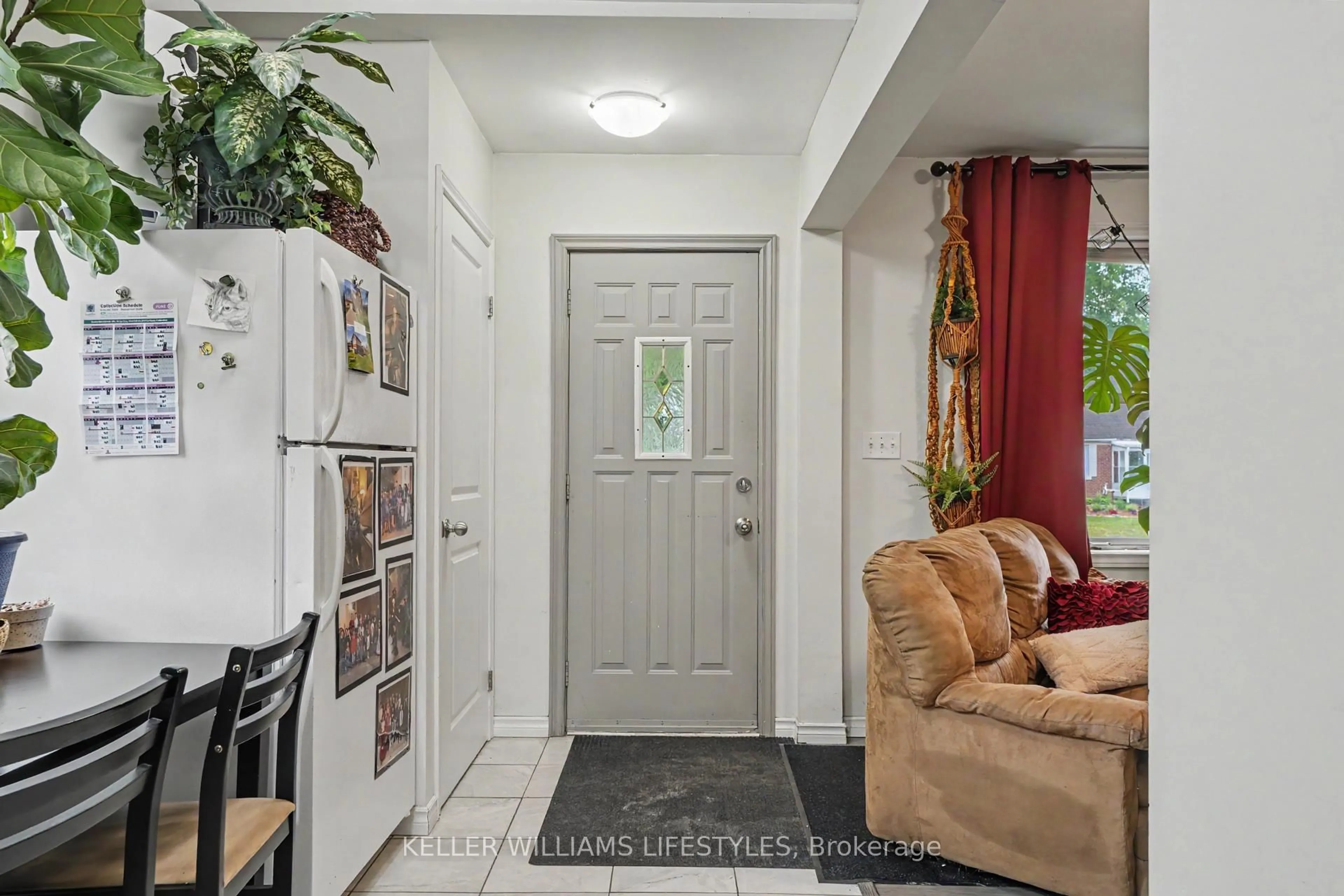 Indoor entryway for 68 Apeldoorn Cres, London East Ontario N5Y 2B8