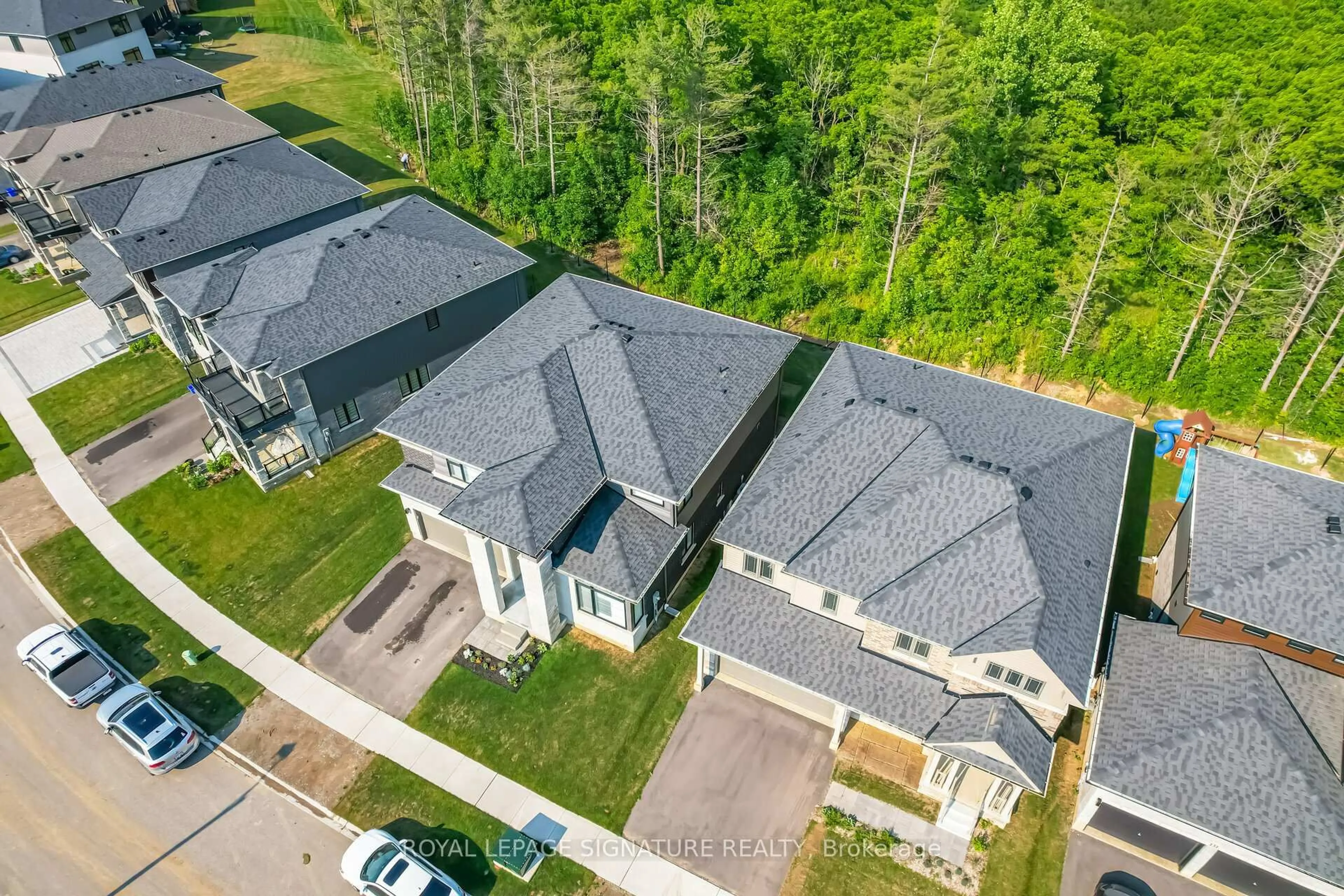 A pic from outside/outdoor area/front of a property/back of a property/a pic from drone, street for 127 Court Dr, Brant Ontario N3L 0L6