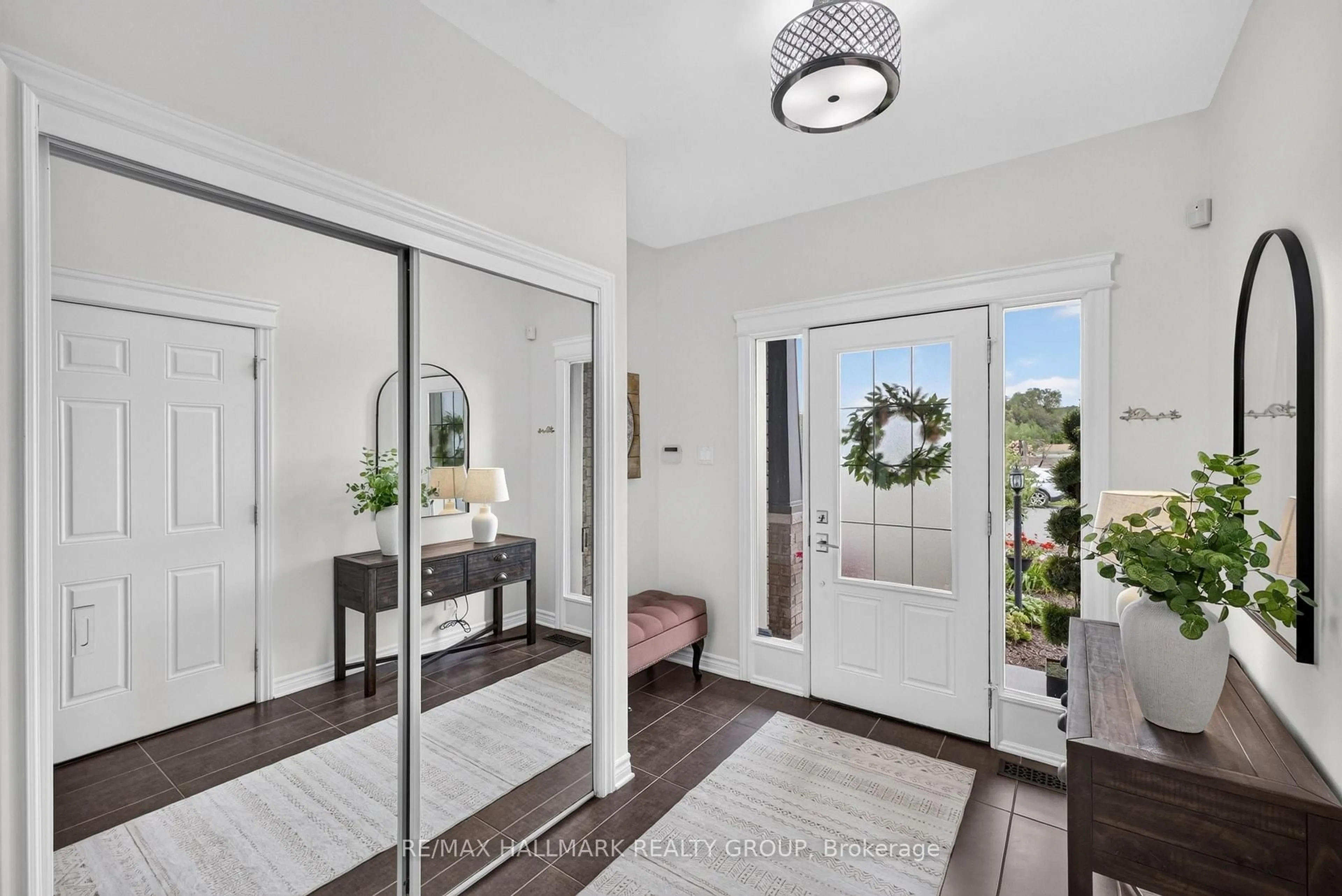 Indoor entryway for 1005 Marconi Ave, Ottawa Ontario K2W 0C4