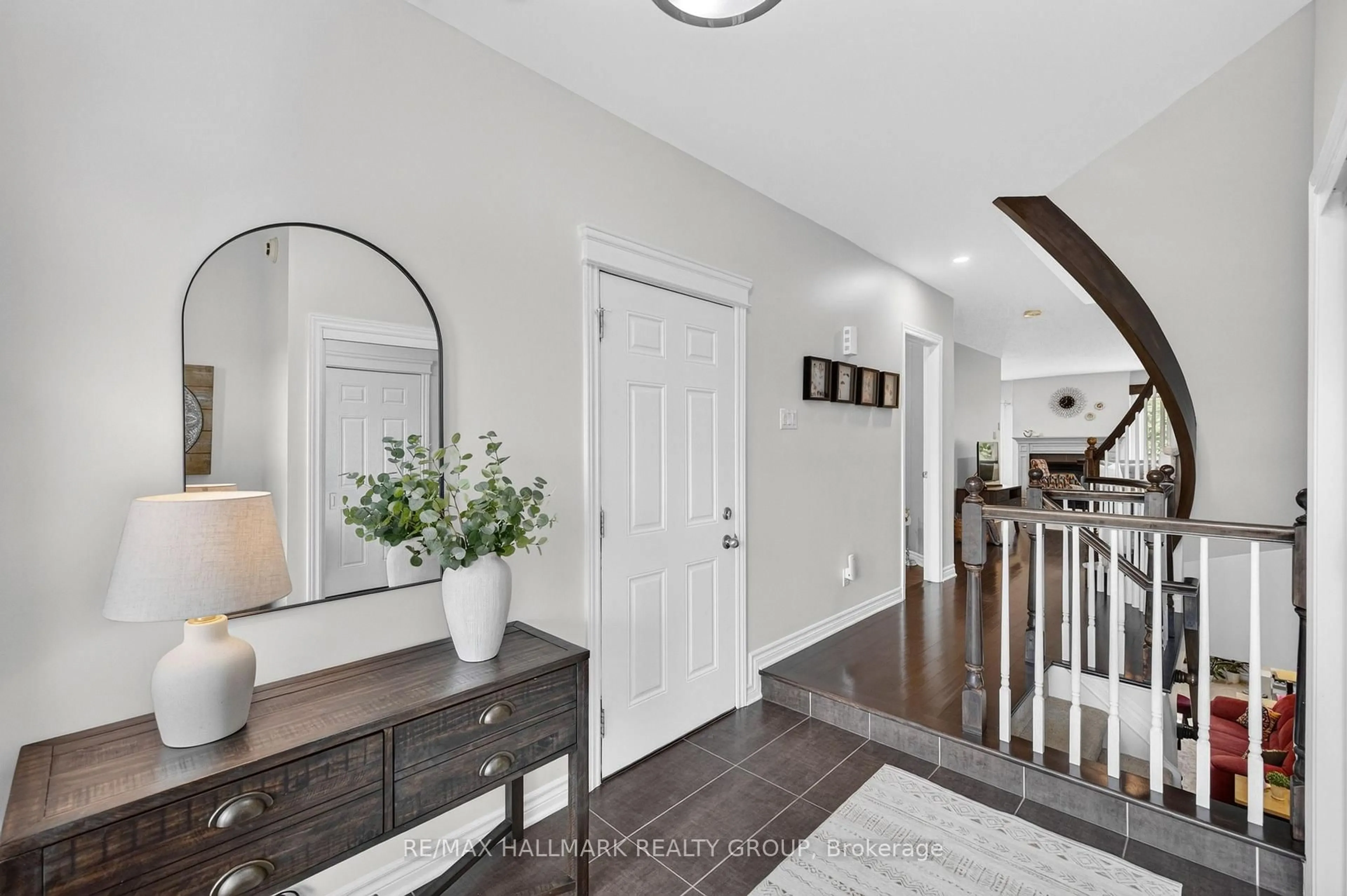 Indoor entryway for 1005 Marconi Ave, Ottawa Ontario K2W 0C4