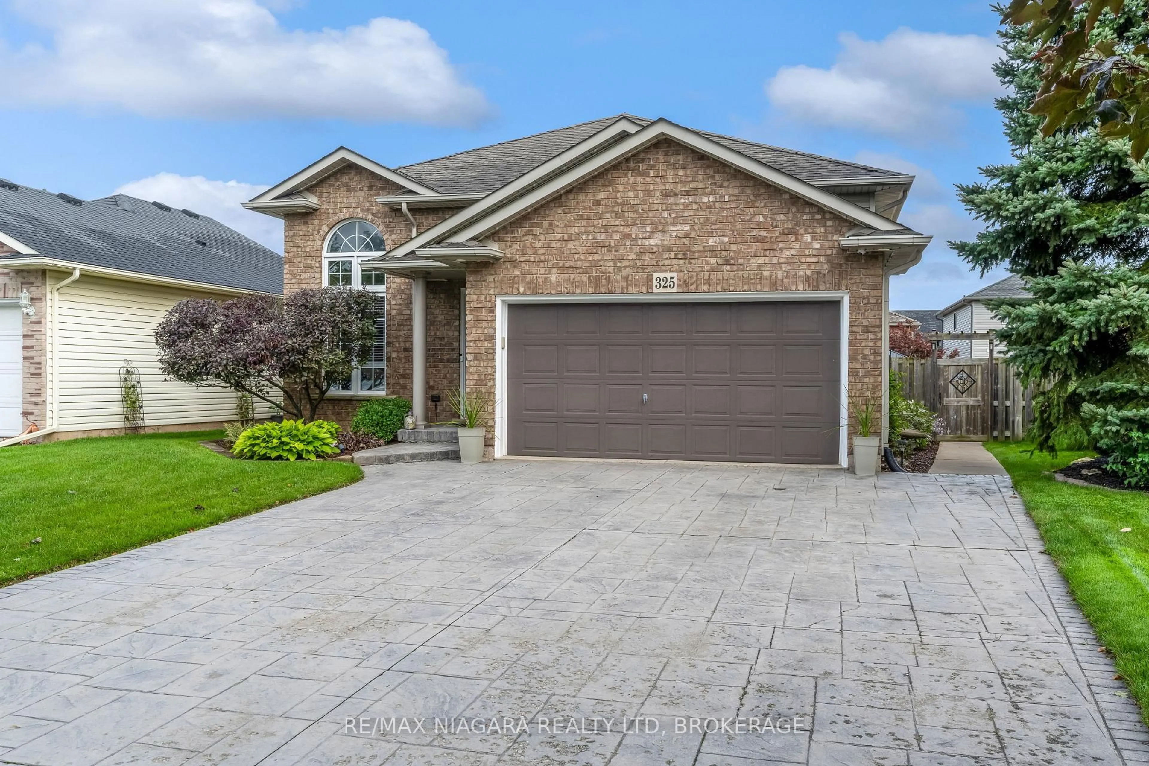 Home with brick exterior material, street for 325 Lea Cres, Welland Ontario L3C 7J8