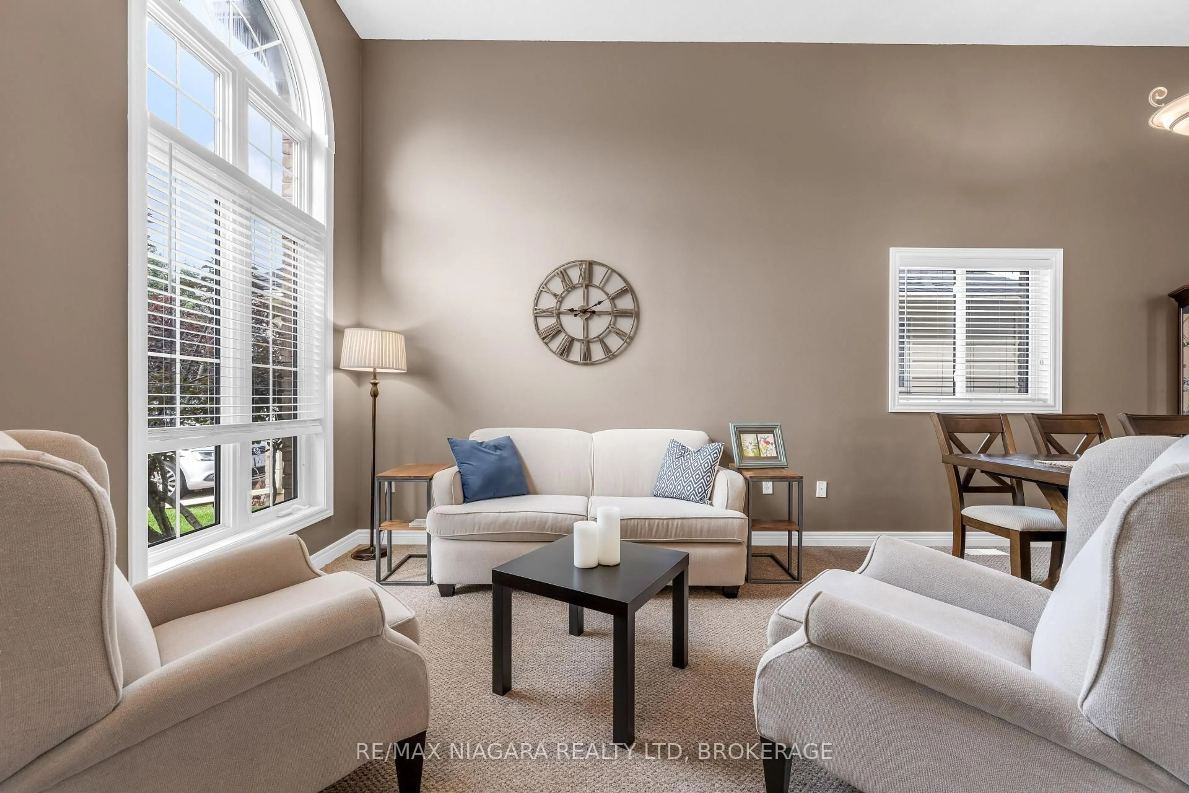 Living room with furniture, unknown for 325 Lea Cres, Welland Ontario L3C 7J8