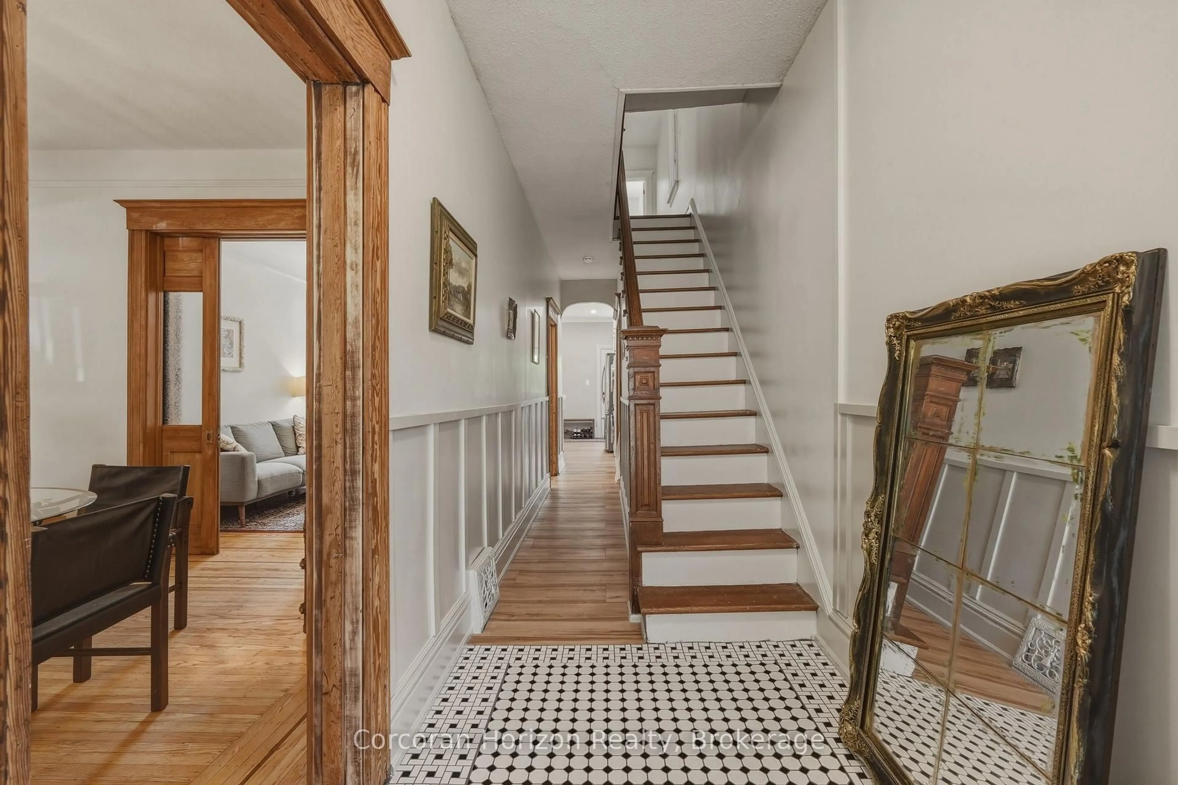 Indoor foyer for 42 Nightingale St, Hamilton Ontario L8L 1R8