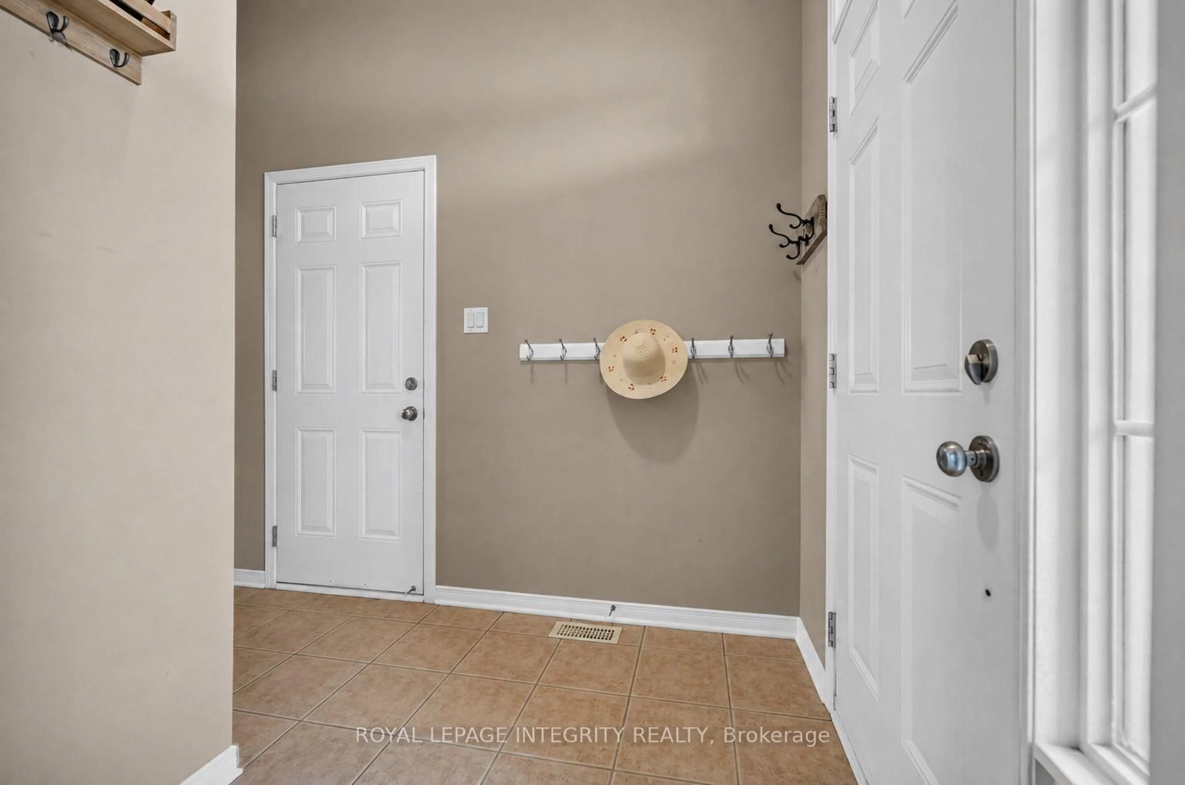 Indoor entryway for 1764 Plainridge Cres, Ottawa Ontario K4A 0L9