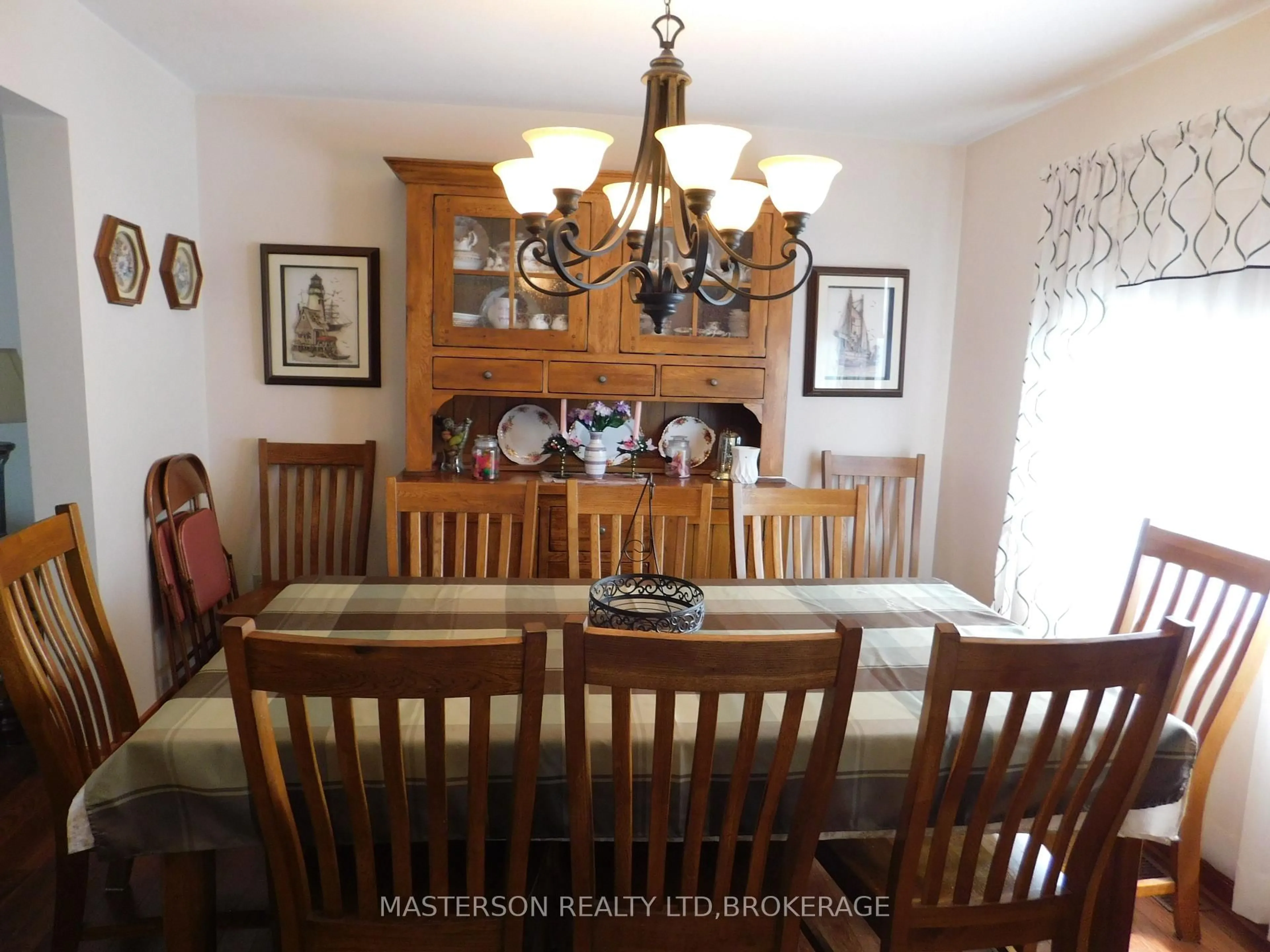 Dining room, wood/laminate floor for 6408 Galaxy Dr, Niagara Falls Ontario L2J 3Y3
