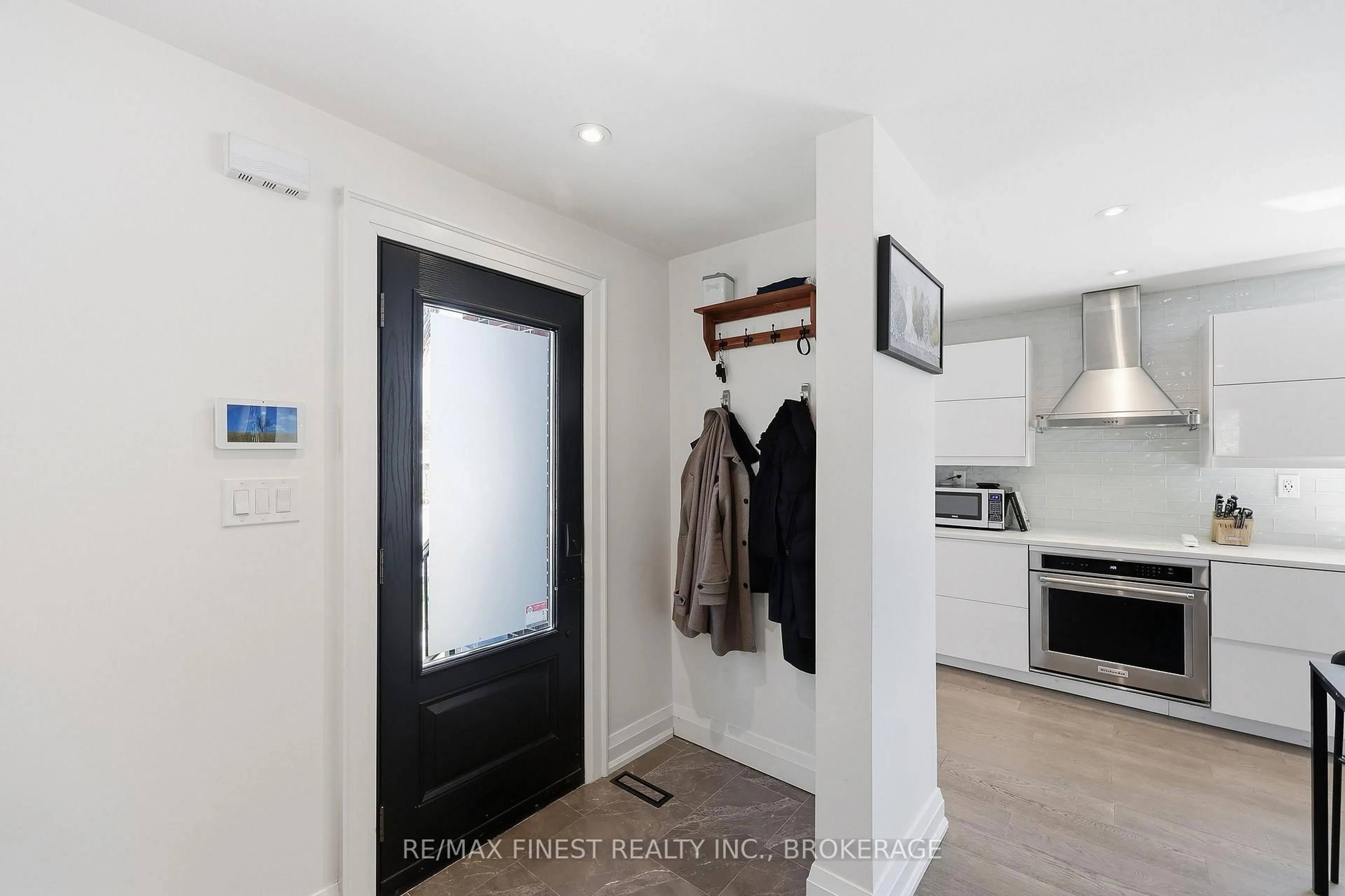 Indoor entryway for 258 College St, Kingston Ontario K7L 4M2