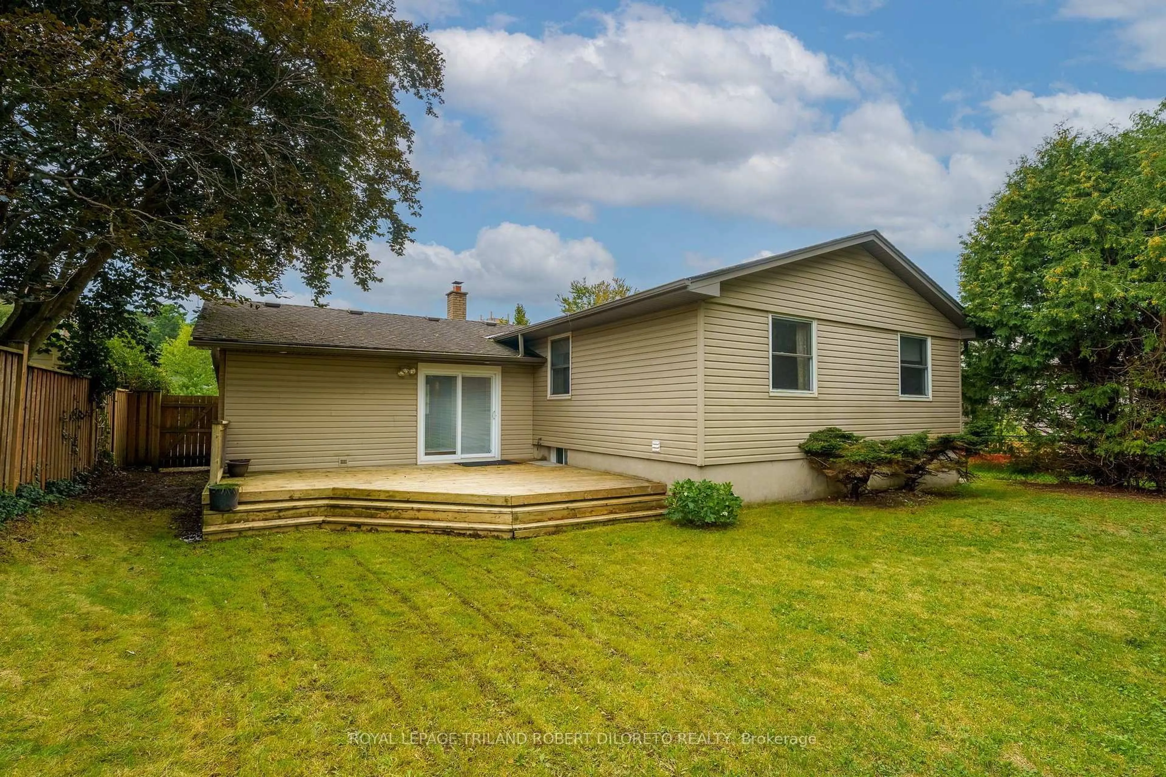 Home with vinyl exterior material, water/lake/river/ocean view for 654 Grenfell Dr, London North Ontario N5X 2N2