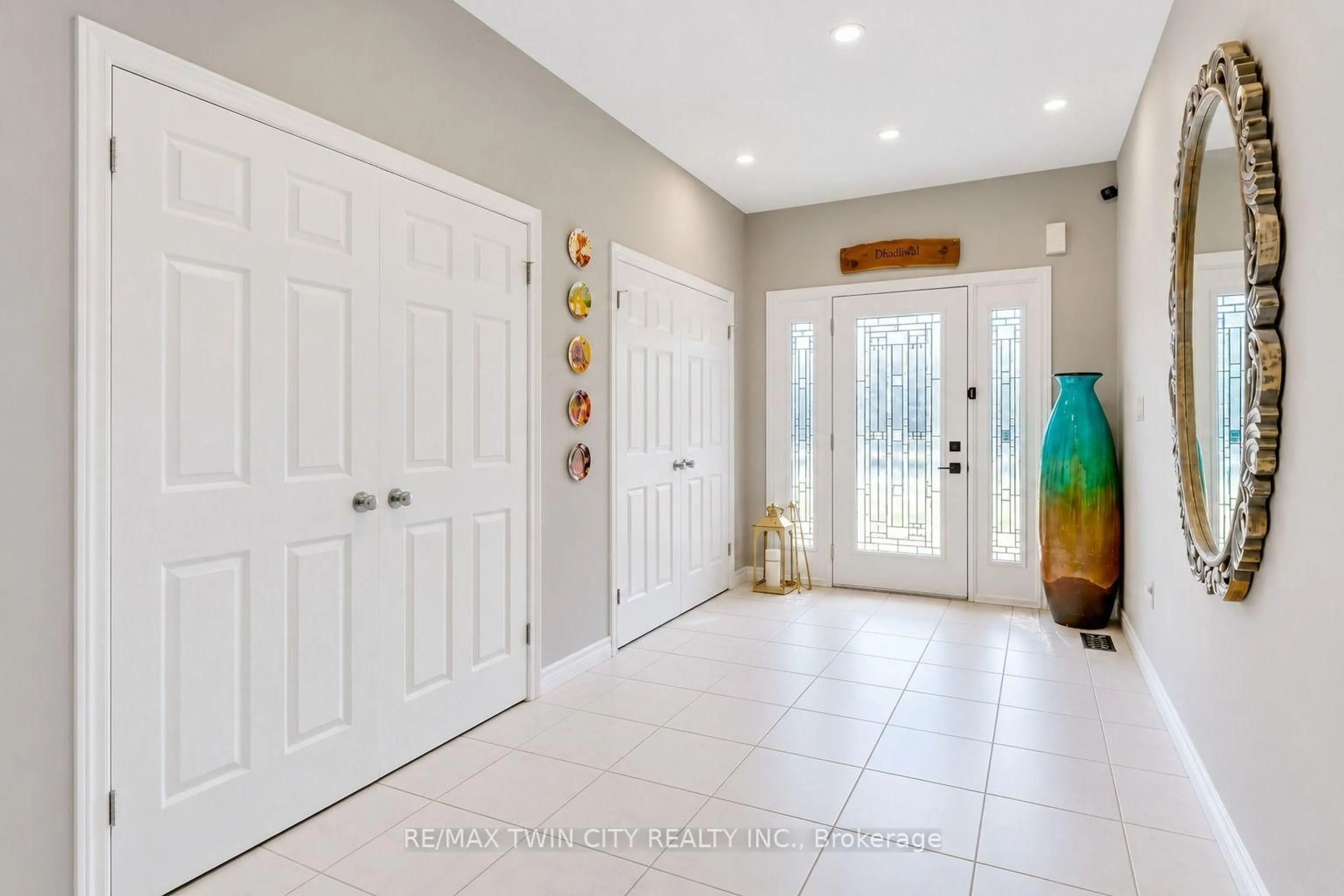 Indoor entryway for 49 Scots Pine Tr, Kitchener Ontario N2R 0N6