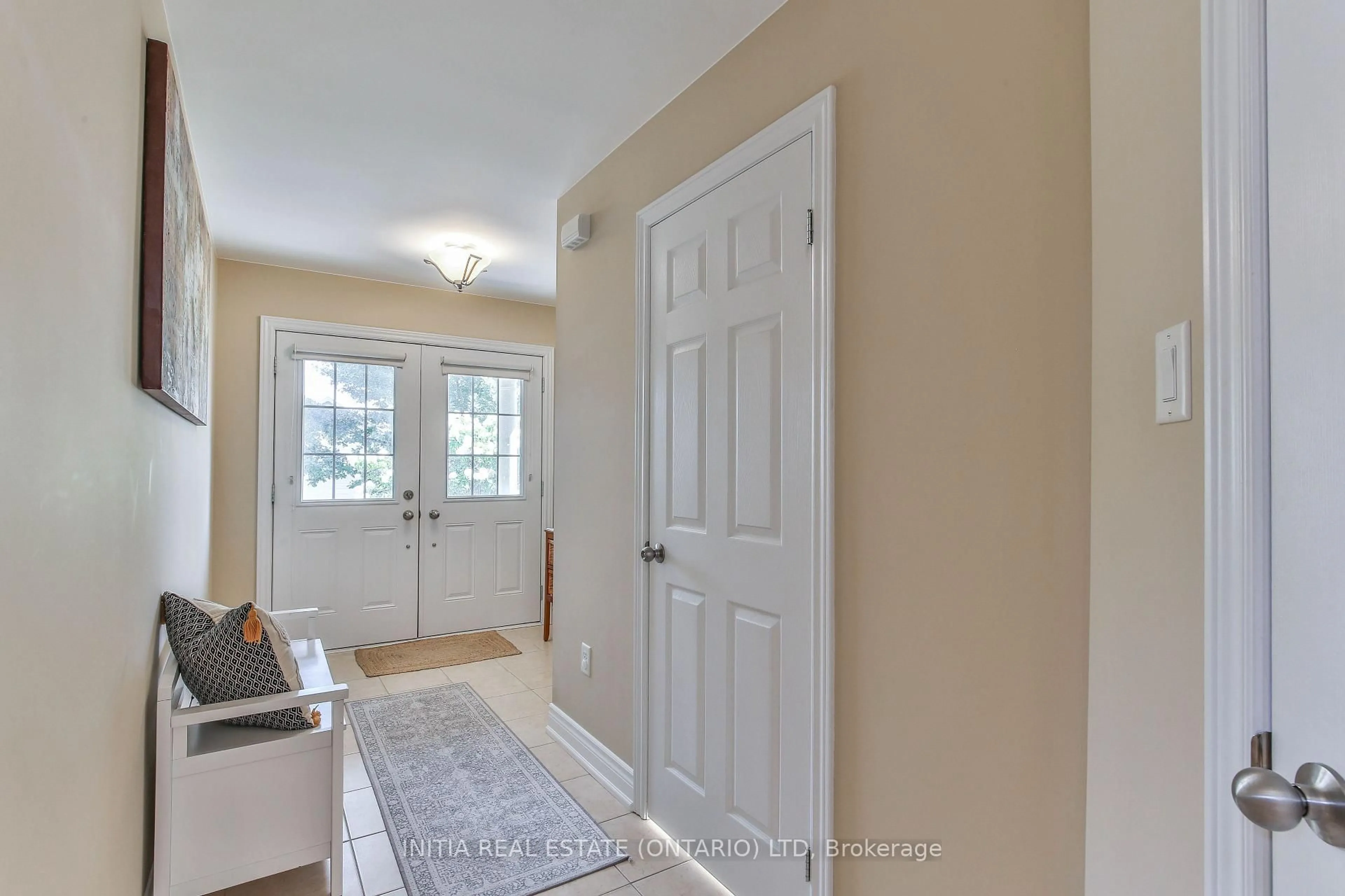 Indoor entryway for 3209 Tilbury Lane, London South Ontario N6P 1W3