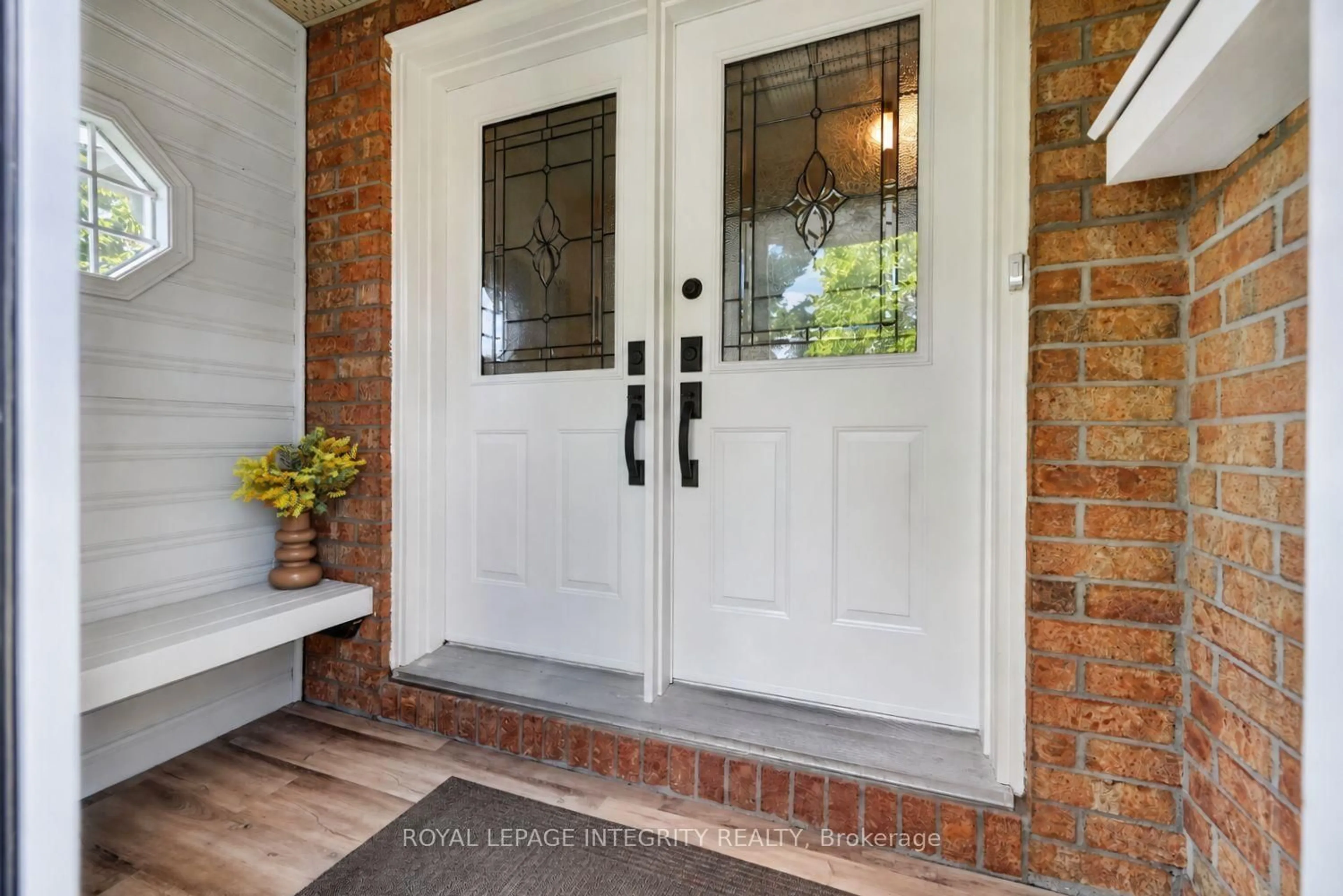 Indoor entryway for 1398 Hayes St, Orleans Ontario K1E 3M3