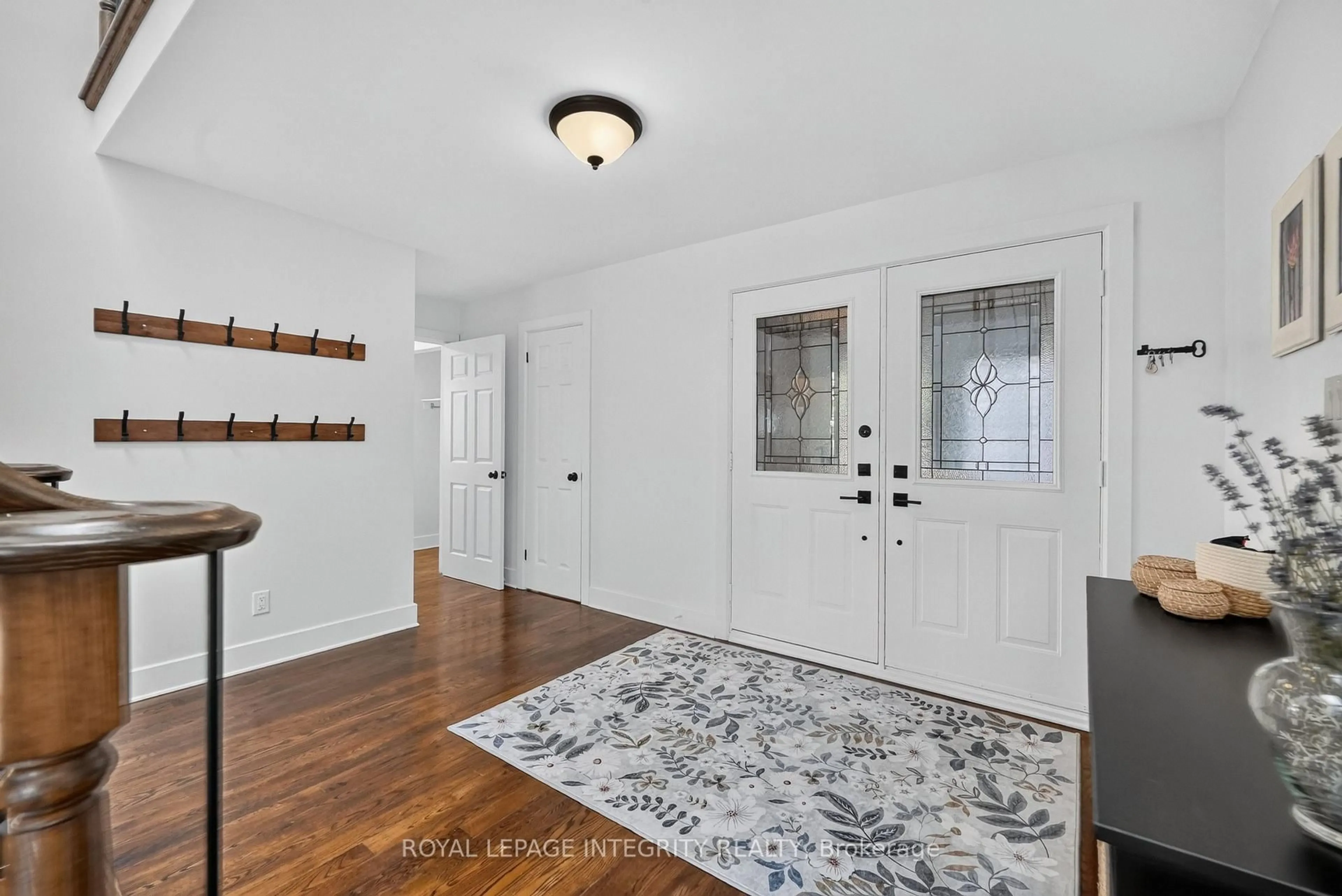 Indoor entryway for 1398 Hayes St, Orleans Ontario K1E 3M3