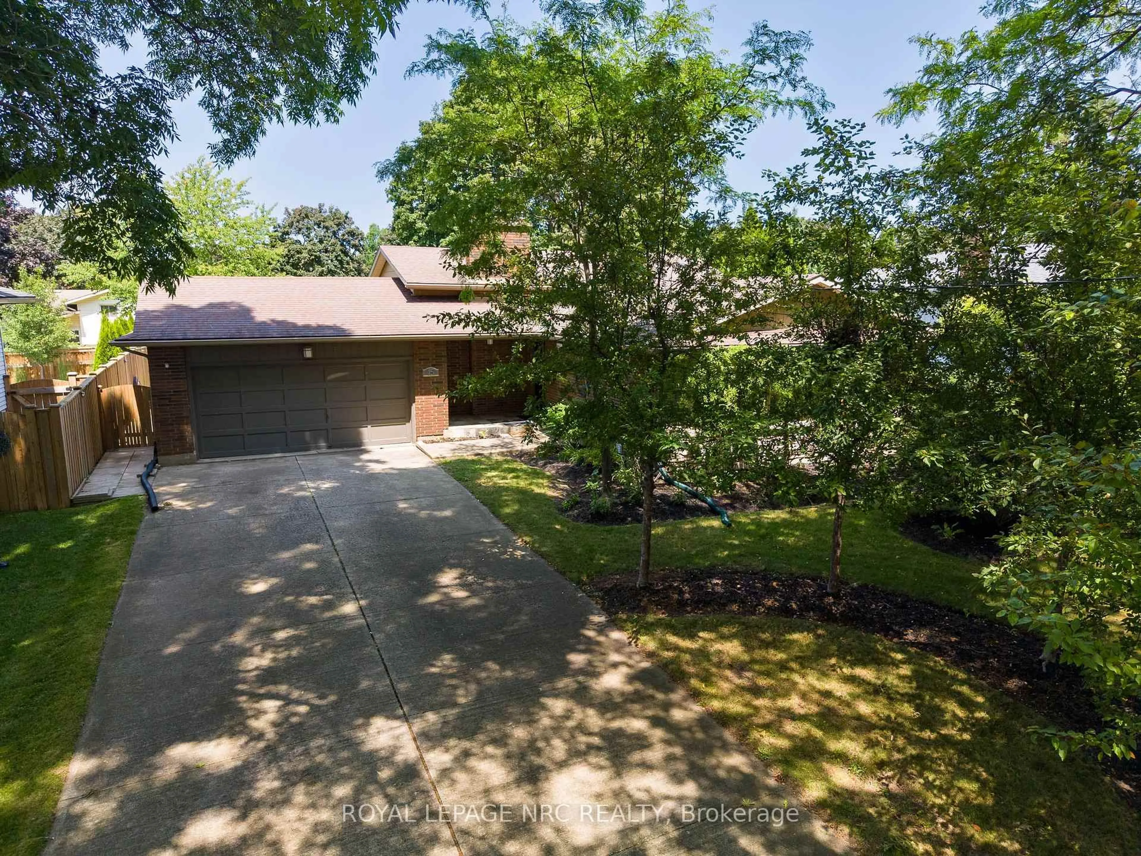 A pic from outside/outdoor area/front of a property/back of a property/a pic from drone, street for 15 Black Friars Rd, St. Catharines Ontario L2N 2M8