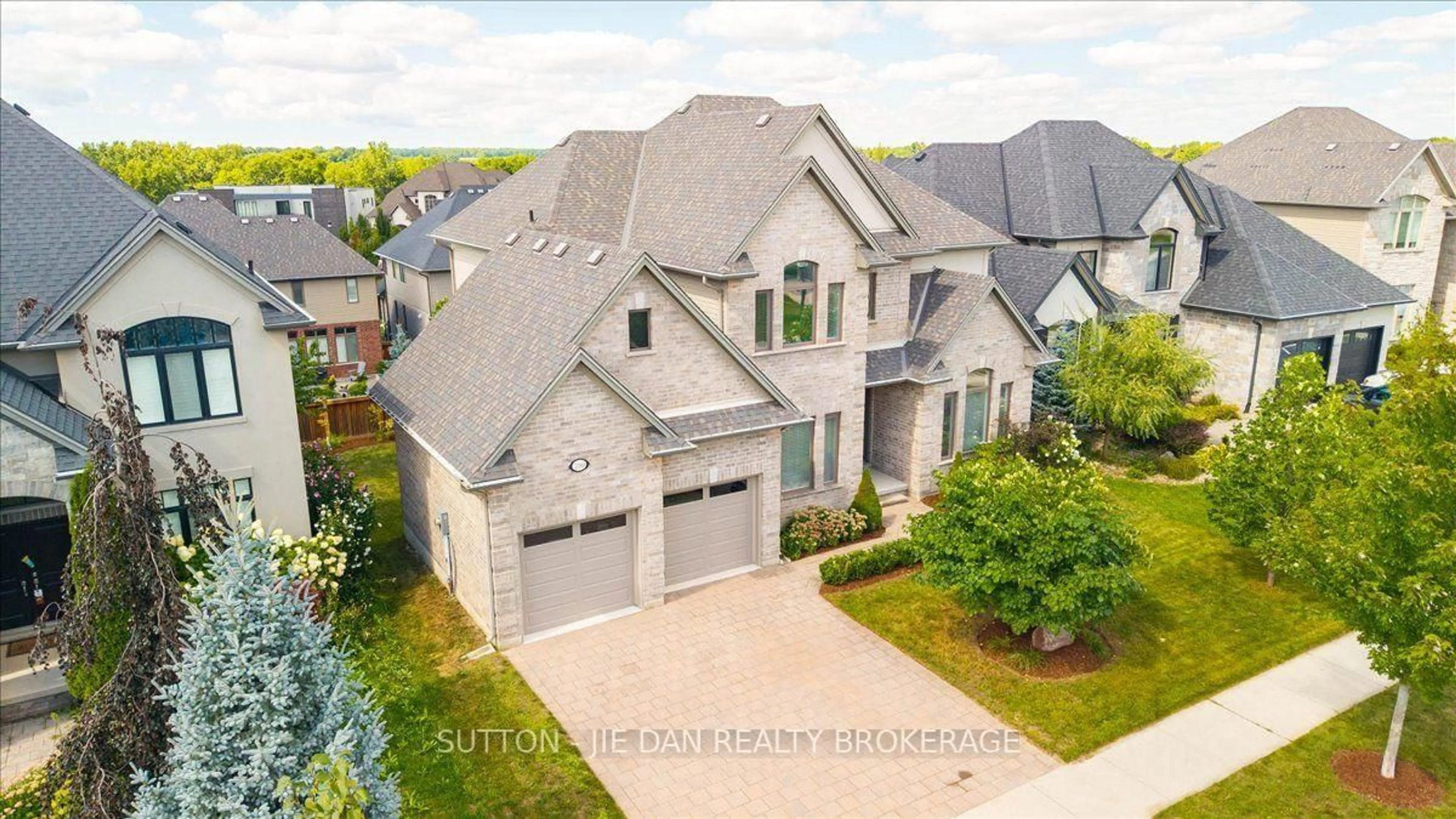A pic from outside/outdoor area/front of a property/back of a property/a pic from drone, street for 2361 TORREY PINES Way, London North Ontario N6G 0N9