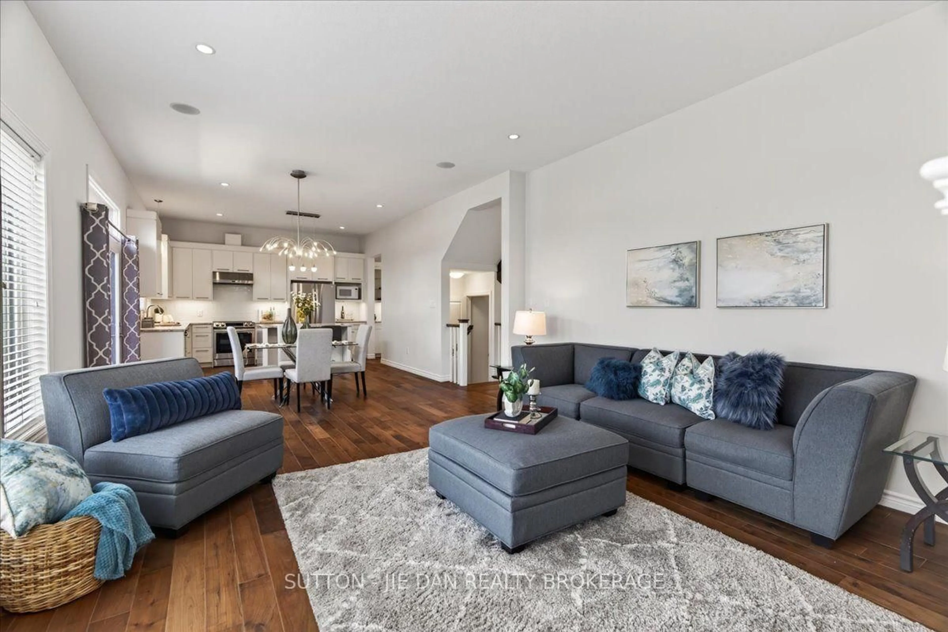 Living room with furniture, unknown for 2361 TORREY PINES Way, London North Ontario N6G 0N9