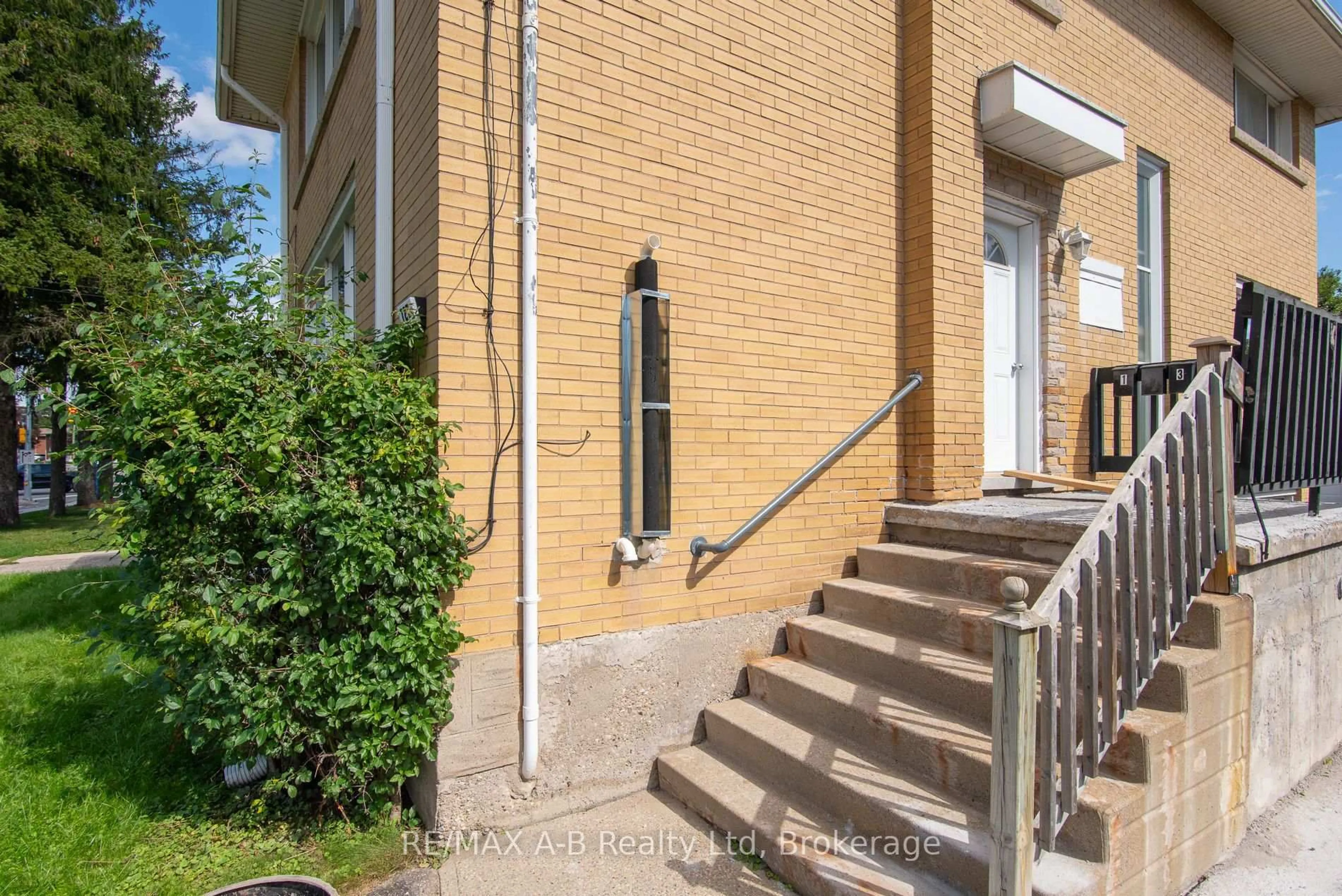 Unknown for 727 FREDERICK St, Kitchener Ontario N2B 2B3