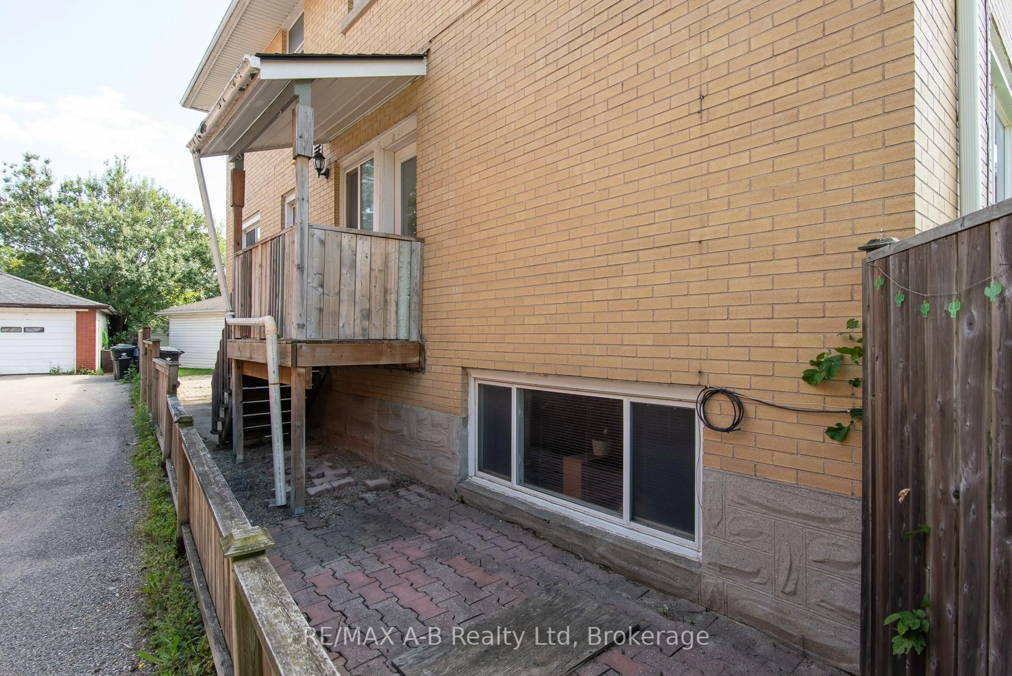 Patio, street for 727 FREDERICK St, Kitchener Ontario N2B 2B3