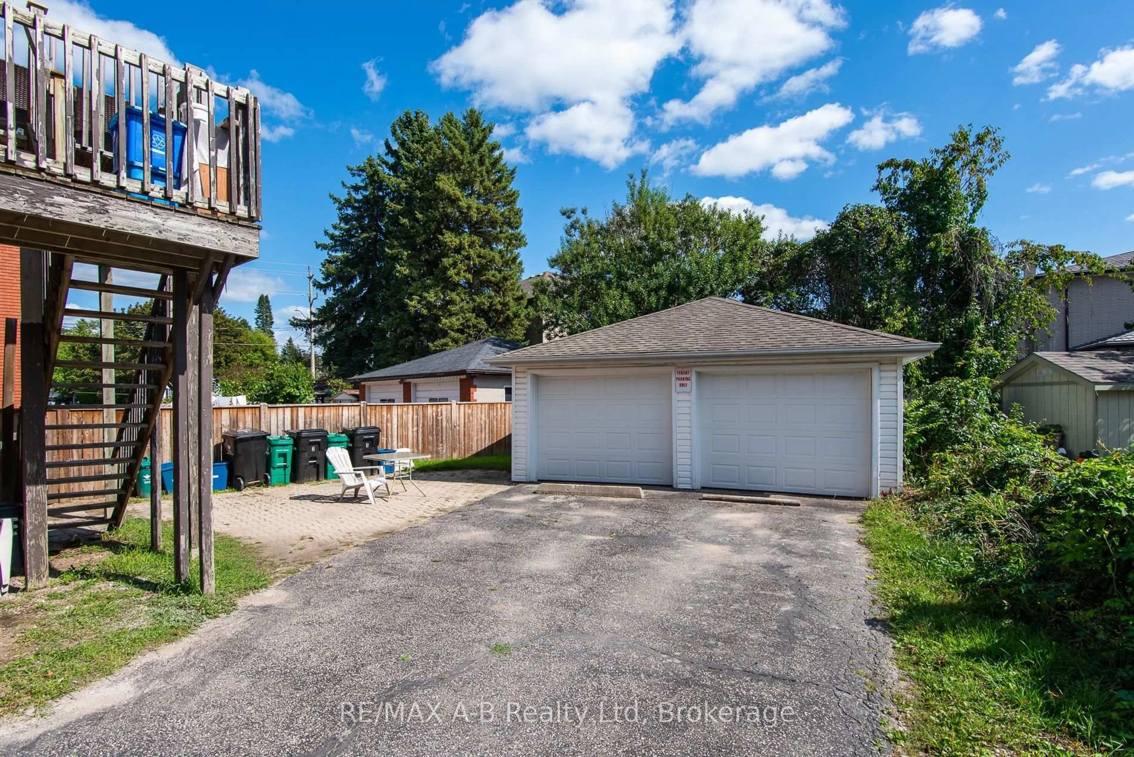 A pic from outside/outdoor area/front of a property/back of a property/a pic from drone, street for 727 FREDERICK St, Kitchener Ontario N2B 2B3
