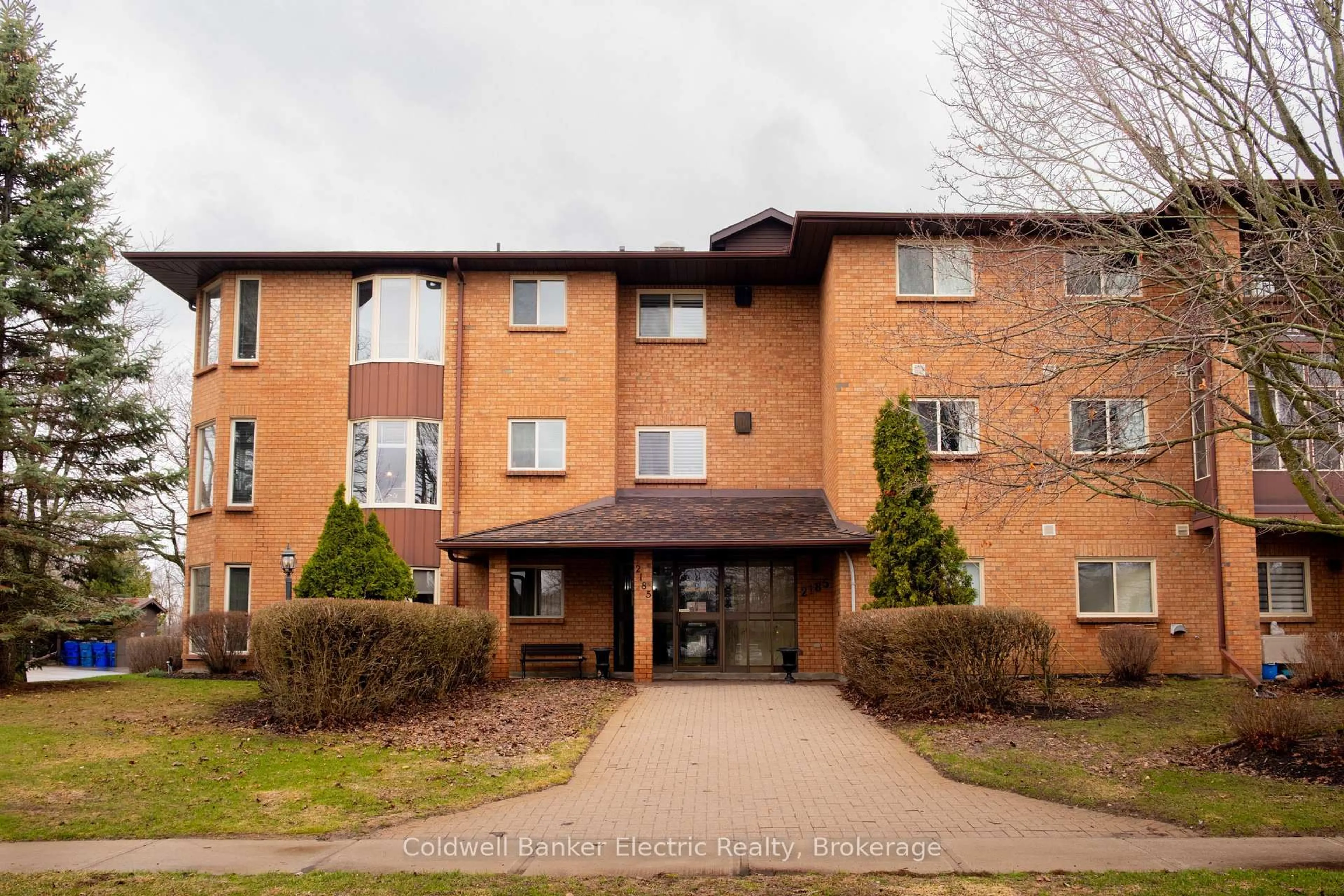 A pic from outside/outdoor area/front of a property/back of a property/a pic from drone, building for 2185 Walker Ave #105, Peterborough Ontario K9L 1T6