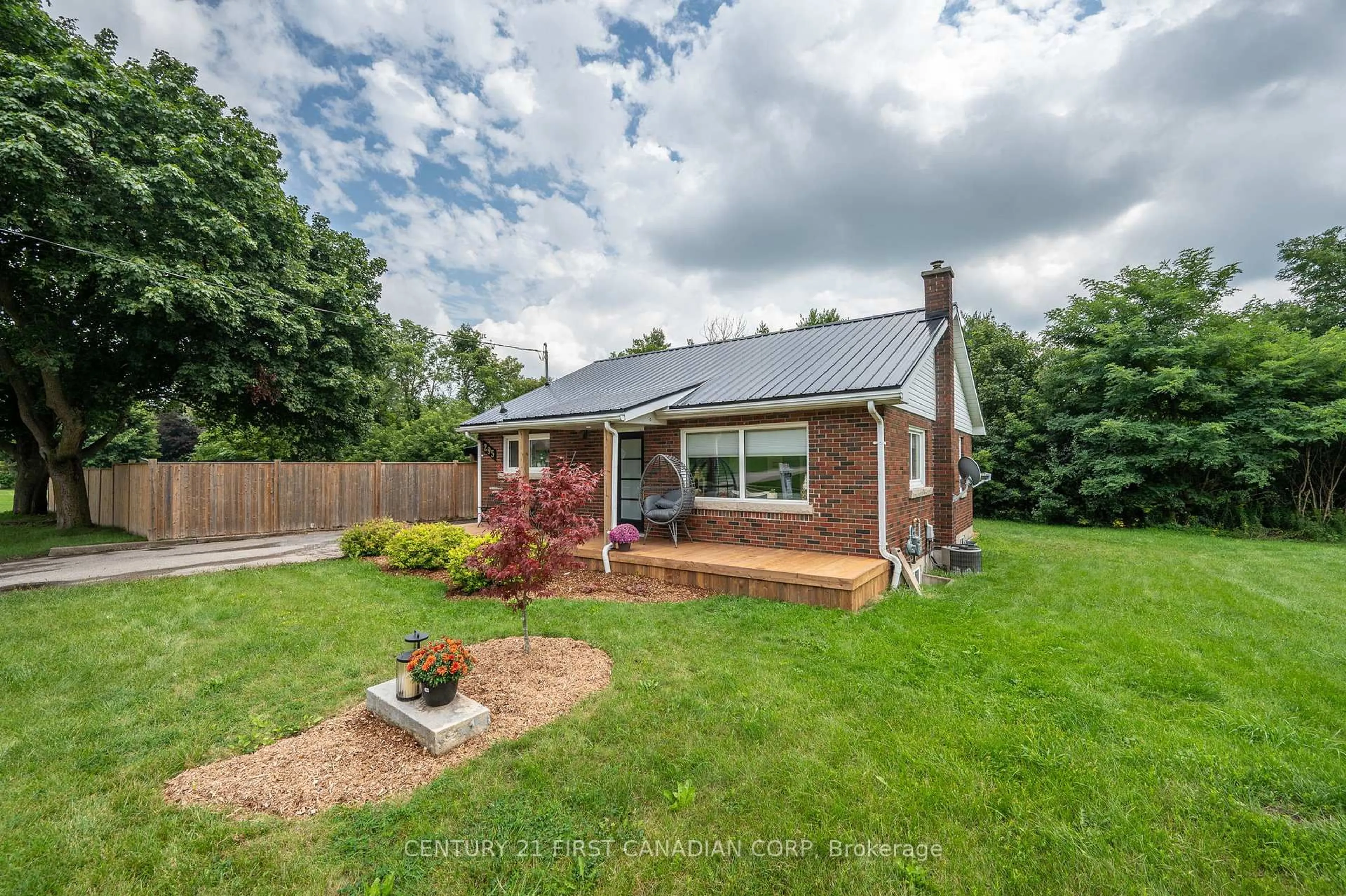 A pic from outside/outdoor area/front of a property/back of a property/a pic from drone, street for 295 Victoria St, Ingersoll Ontario N5C 2N3
