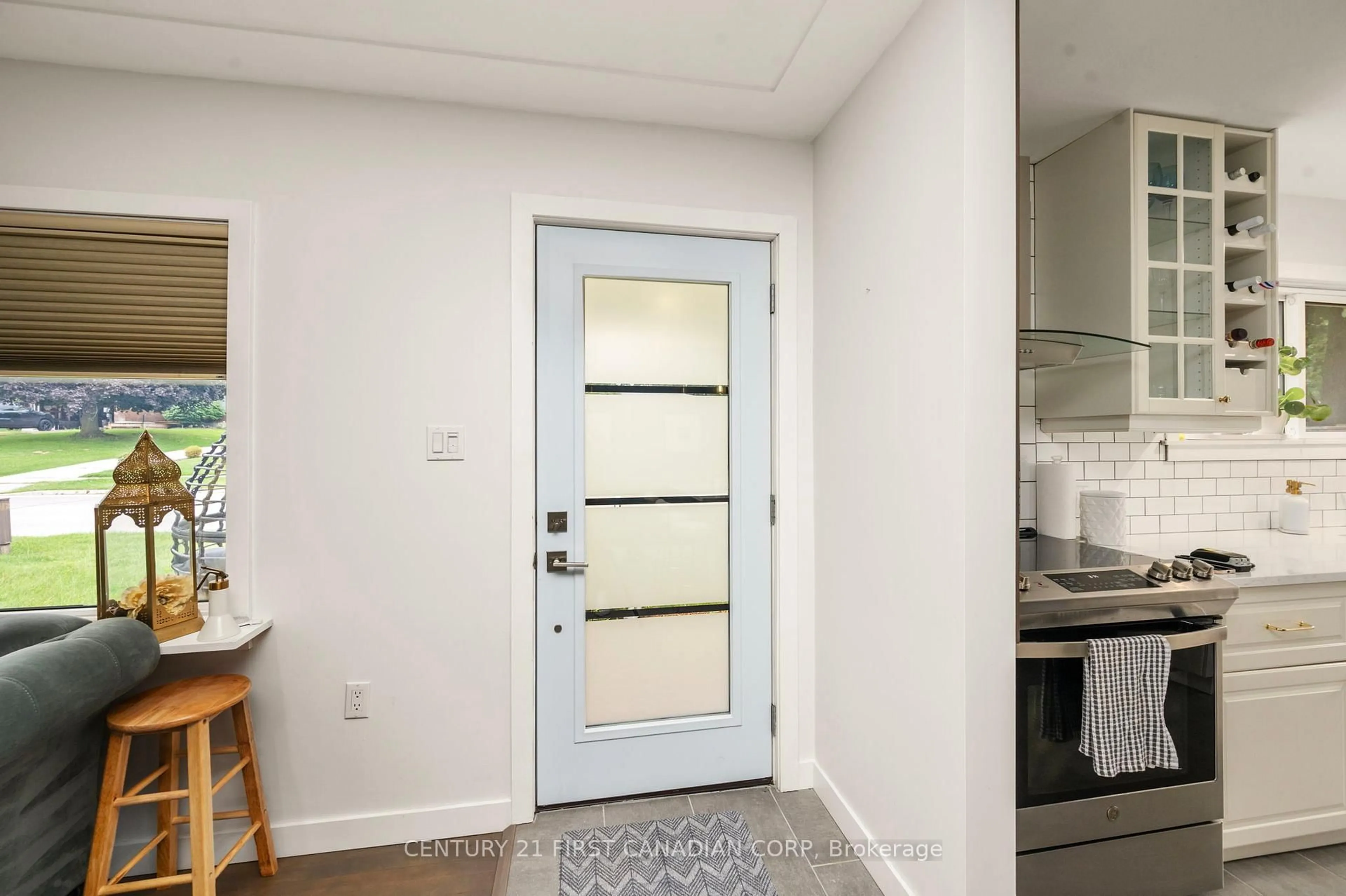Indoor entryway for 295 Victoria St, Ingersoll Ontario N5C 2N3