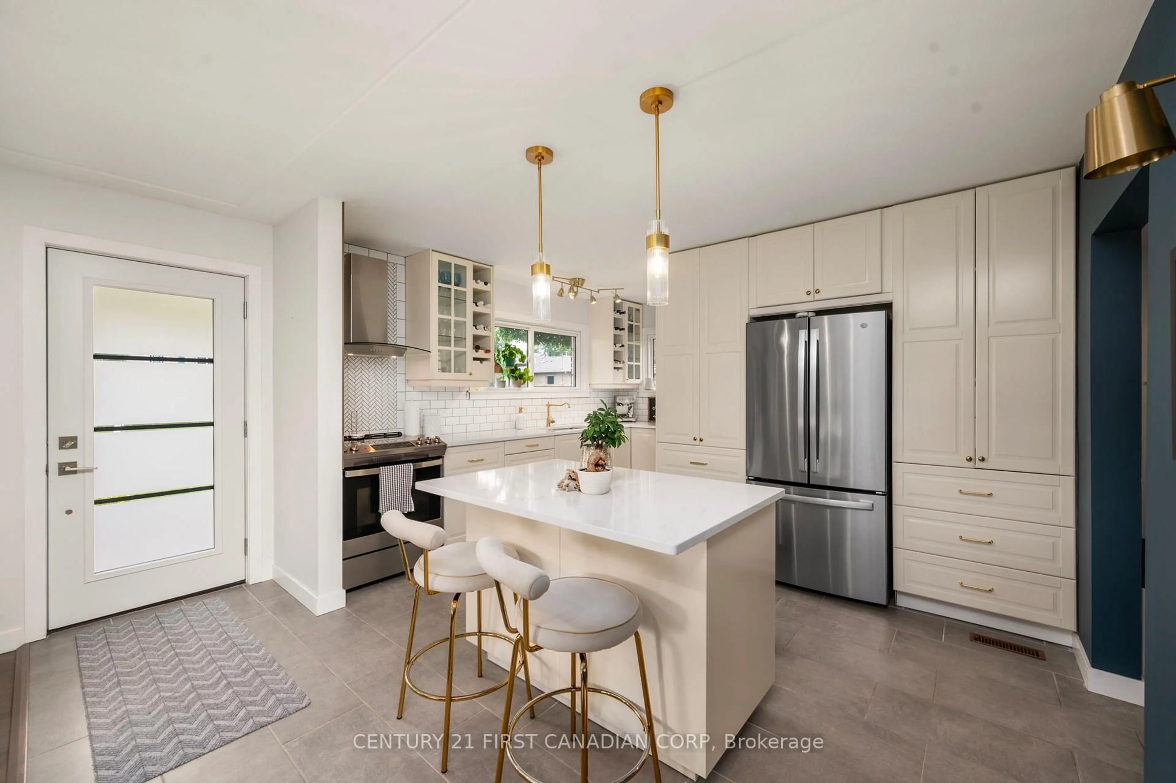 Open concept kitchen, ceramic/tile floor for 295 Victoria St, Ingersoll Ontario N5C 2N3