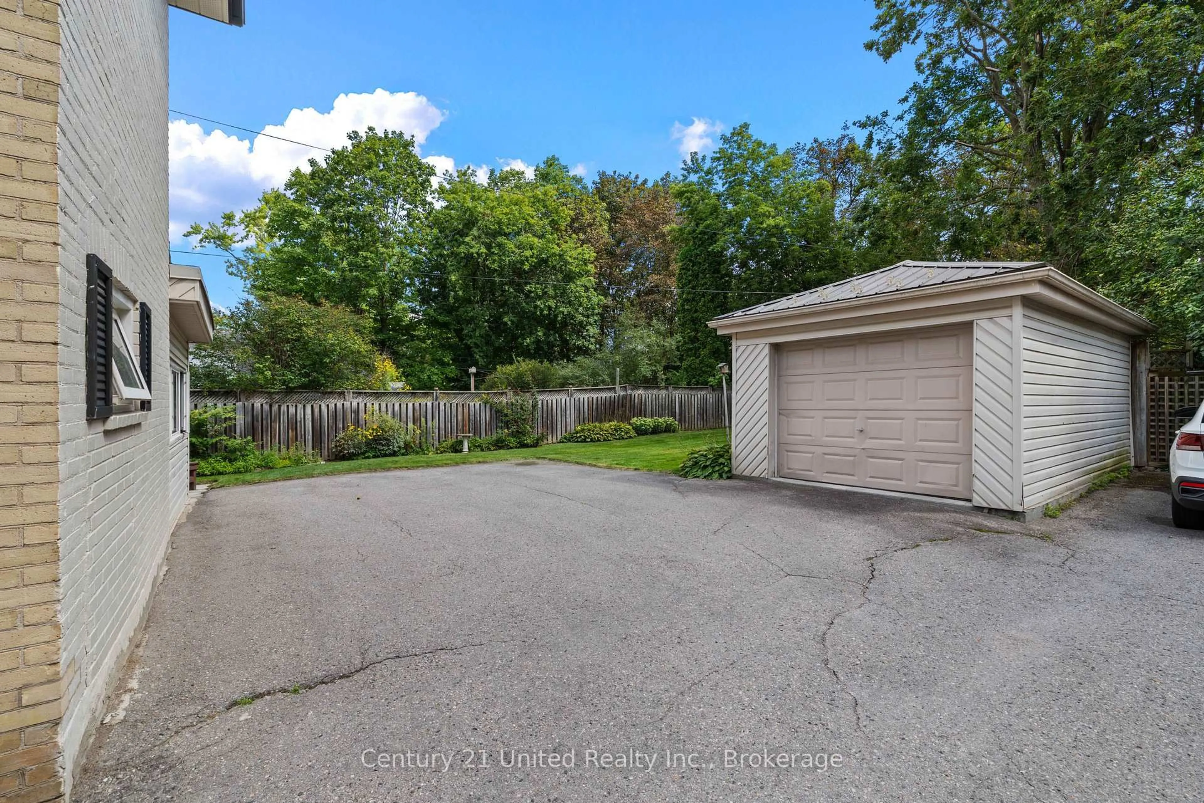 A pic from outside/outdoor area/front of a property/back of a property/a pic from drone, street for 577 Homewood Ave, Peterborough Ontario K9J 4V9
