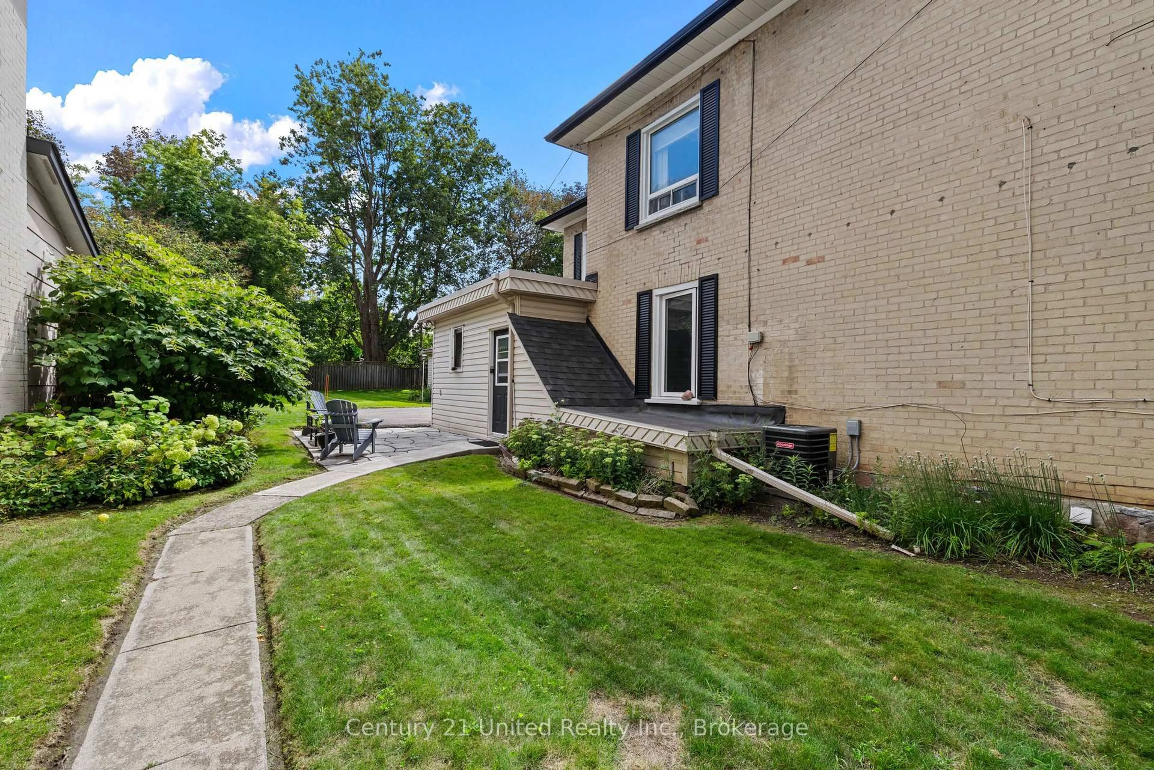 Patio, street for 577 Homewood Ave, Peterborough Ontario K9J 4V9