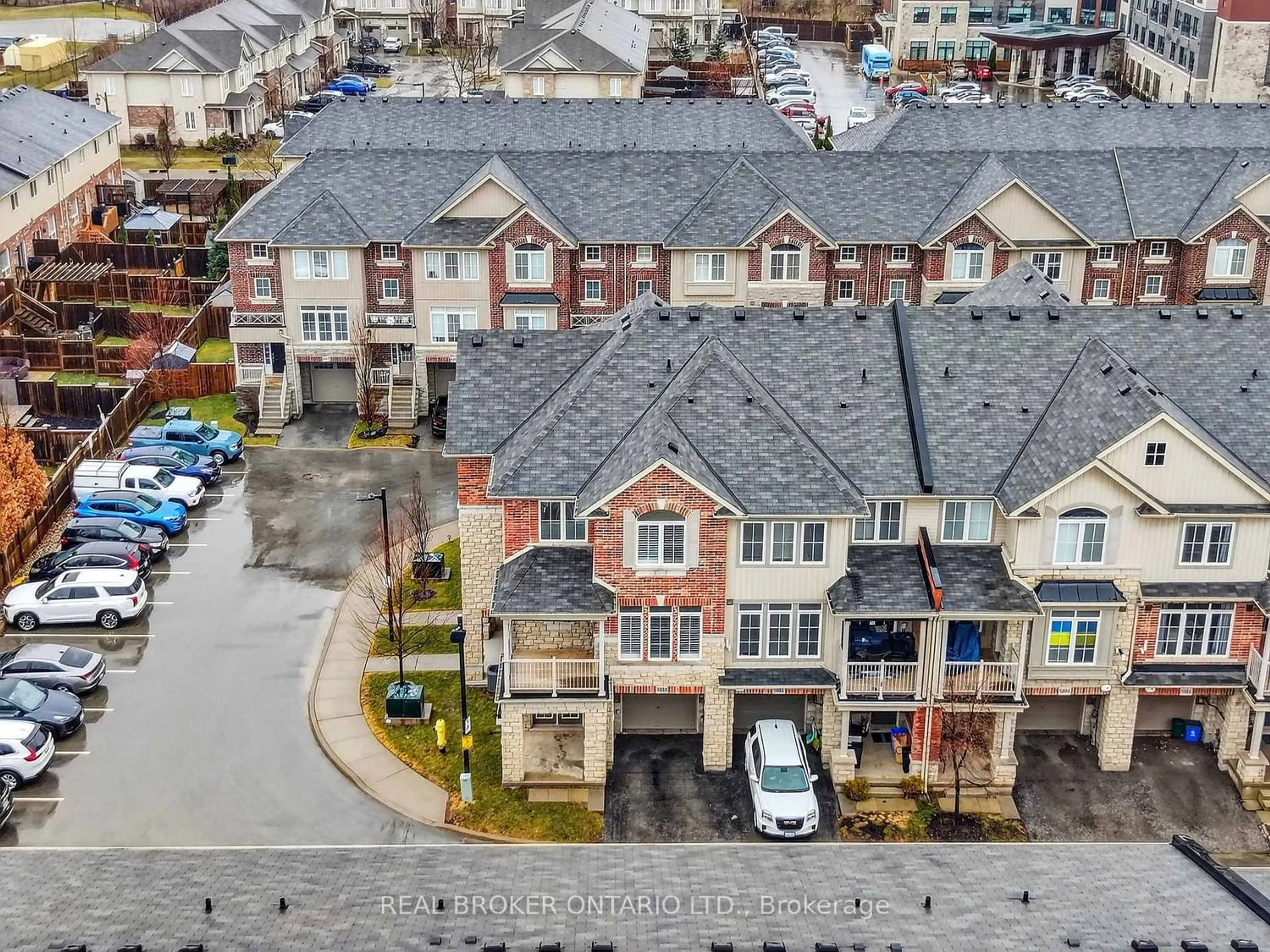 A pic from outside/outdoor area/front of a property/back of a property/a pic from drone, street for 5000 Desantis Dr, Lincoln Ontario L3J 1W3