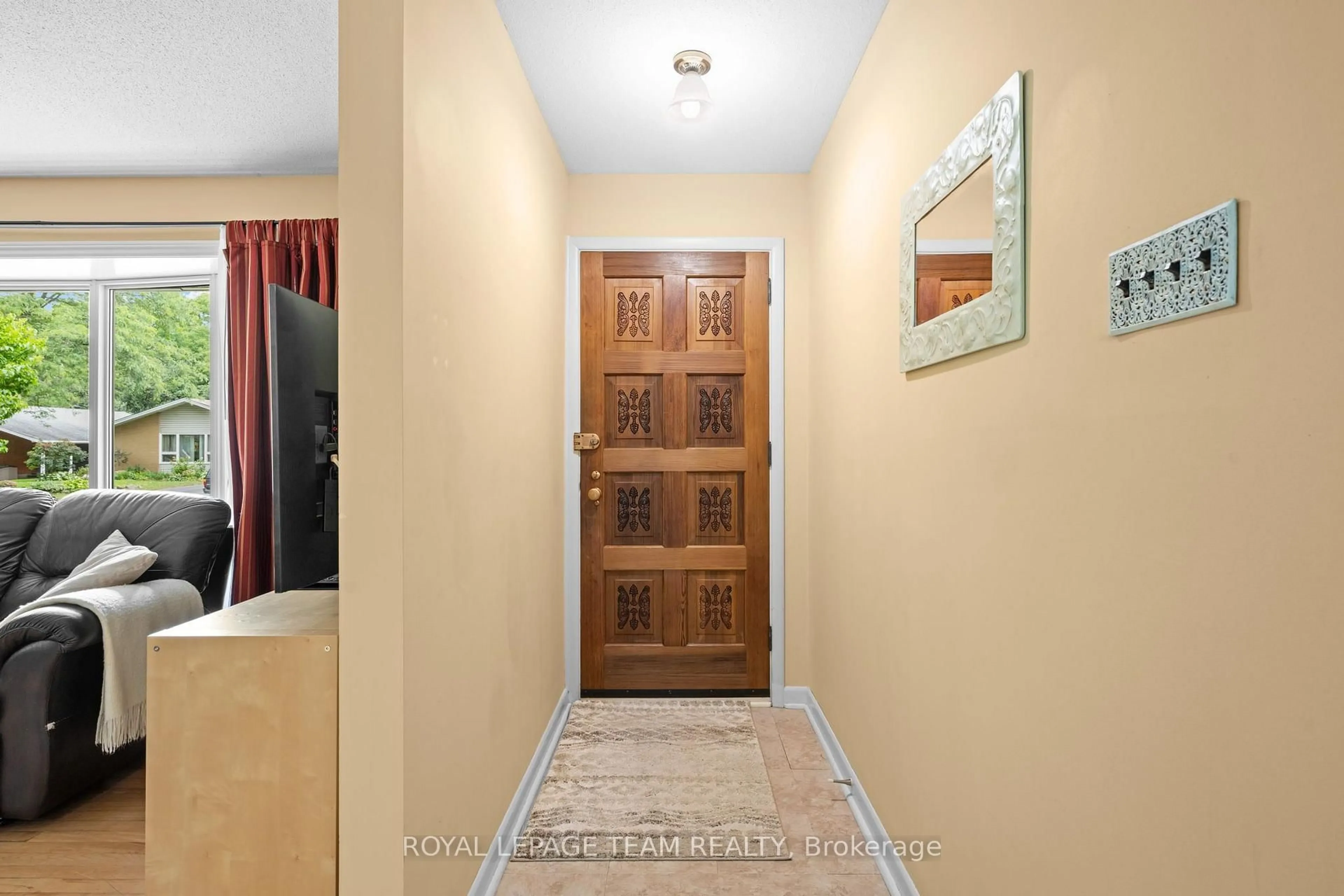 Indoor entryway for 1130 Parkway Dr, Ottawa Ontario K2C 2W2