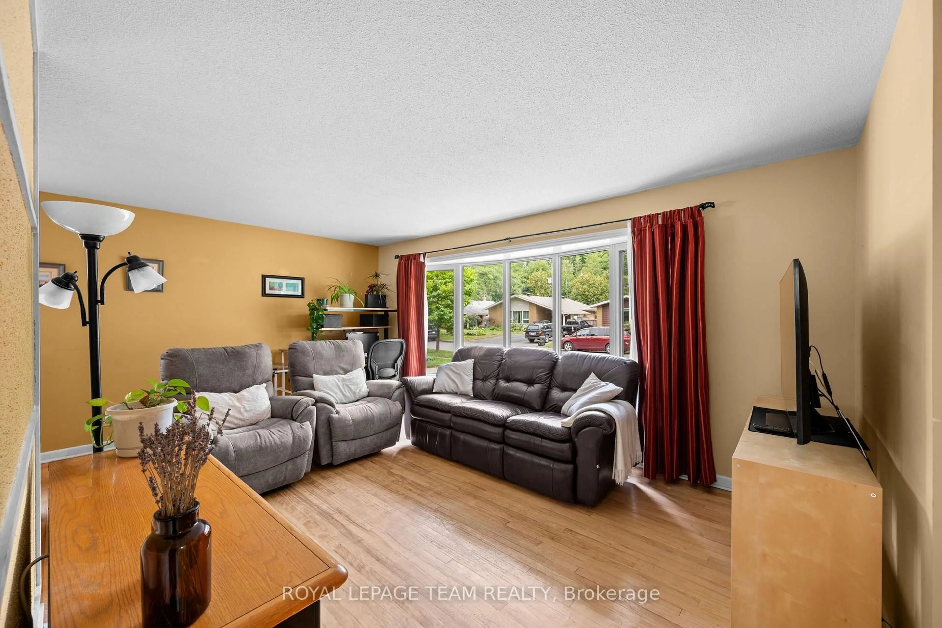 Living room with furniture, wood/laminate floor for 1130 Parkway Dr, Ottawa Ontario K2C 2W2