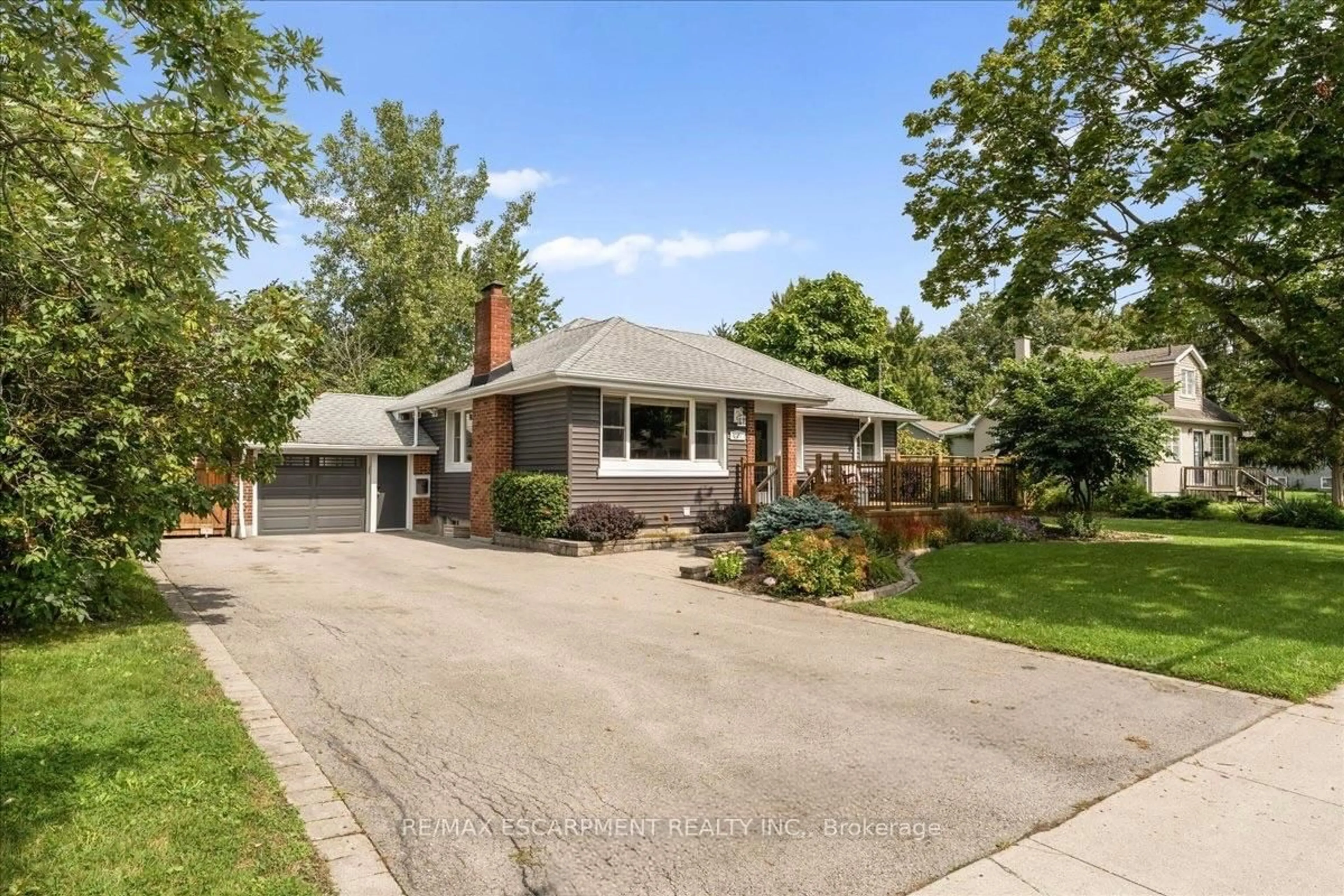 Home with brick exterior material, street for 721 Broadway St, Welland Ontario L3C 5M6