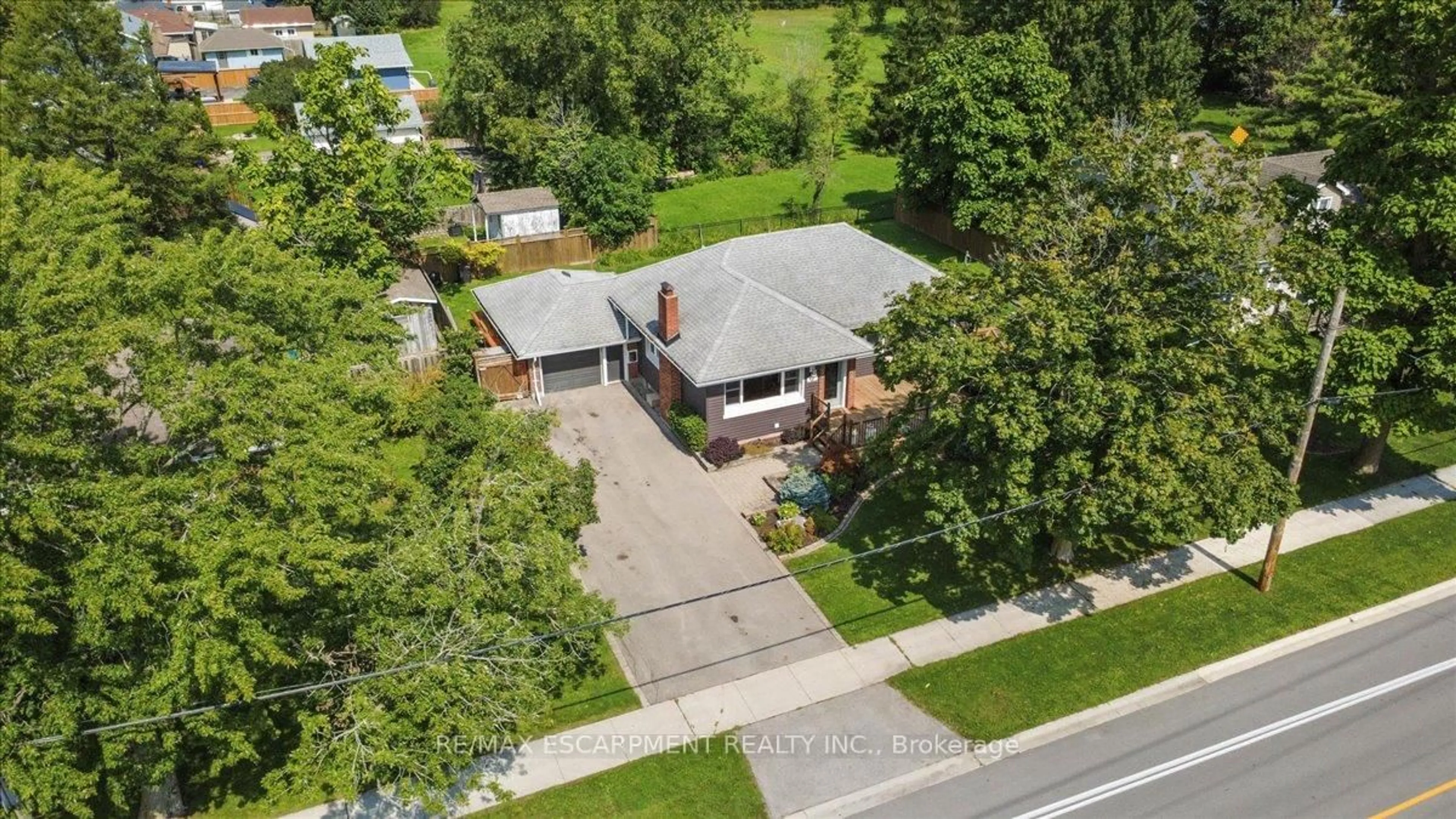 A pic from outside/outdoor area/front of a property/back of a property/a pic from drone, street for 721 Broadway St, Welland Ontario L3C 5M6