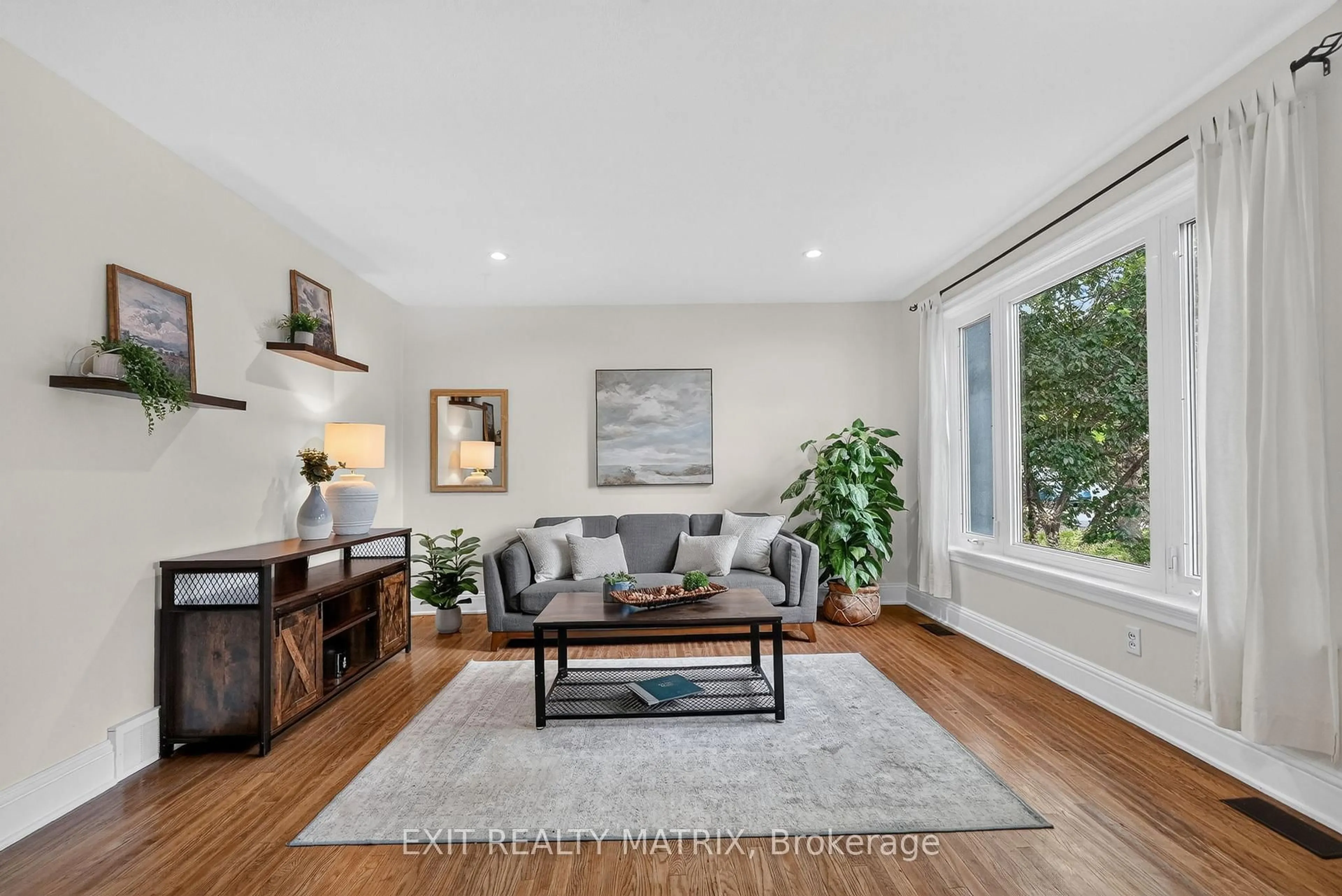 Living room with furniture, wood/laminate floor for 8150 Victoria St, Metcalfe Ontario K0A 2P0